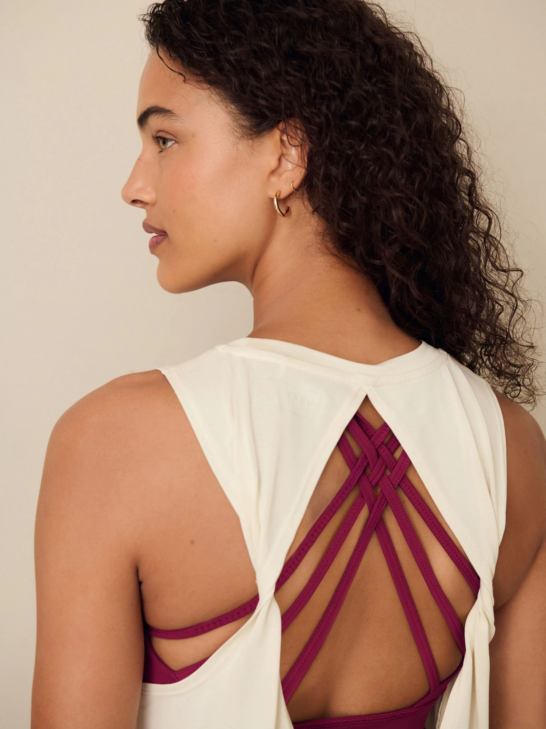 Oesterkleurig - Actieve lichtgewicht modale tanktop met twist aan de achterkant