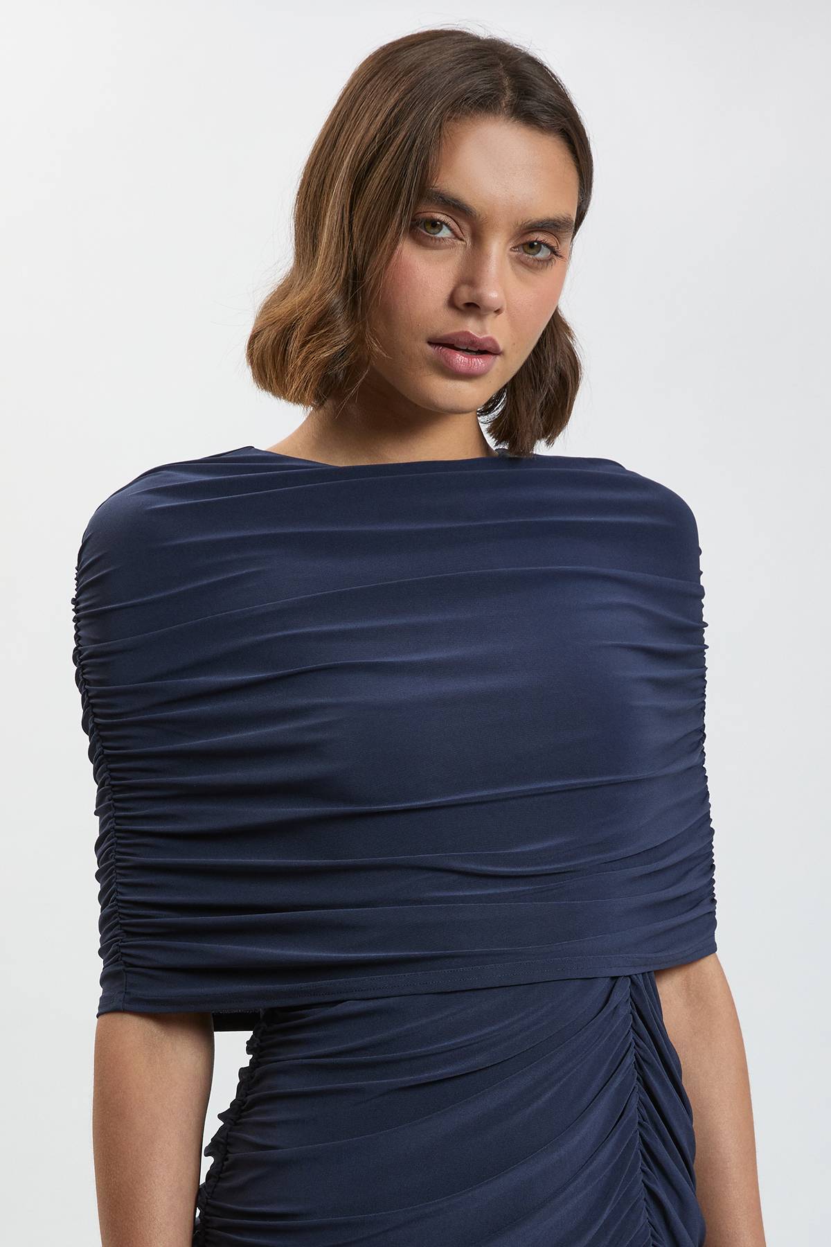 KarenMillen Robe Longue Petite En Crêpe Fluide Avec Détail Cape Froncée