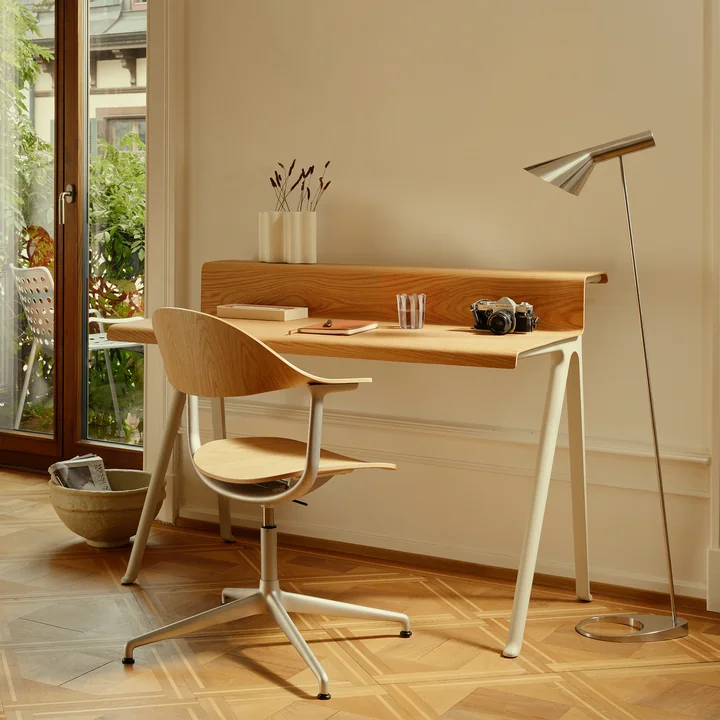 Vitra - Courier Schreibtisch, Eiche hell / tiefschwarz