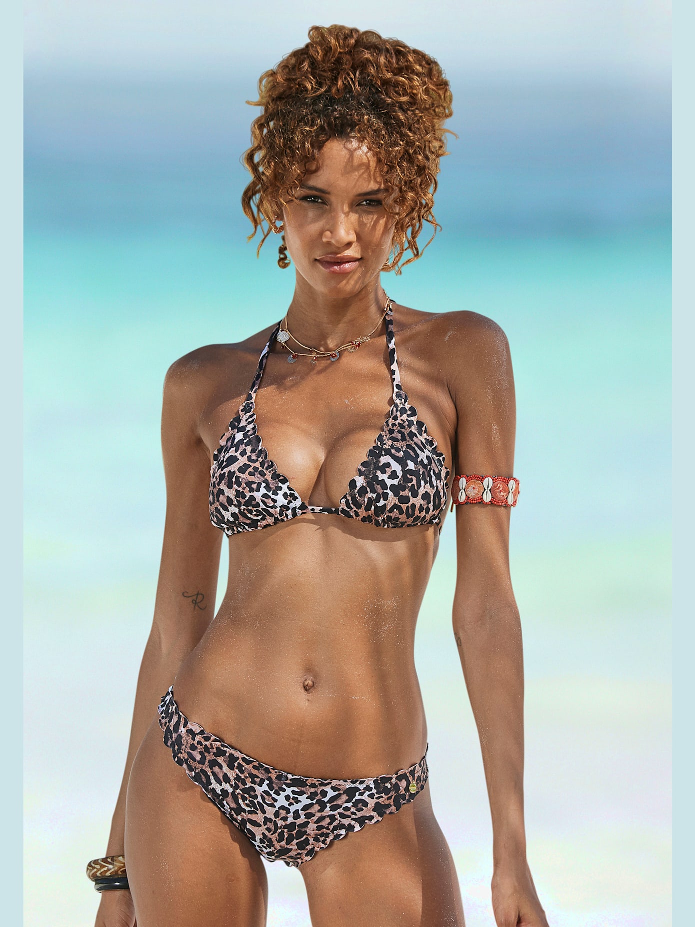 Haut de bikini triangle imprimé léopard tendance et bord ondulé