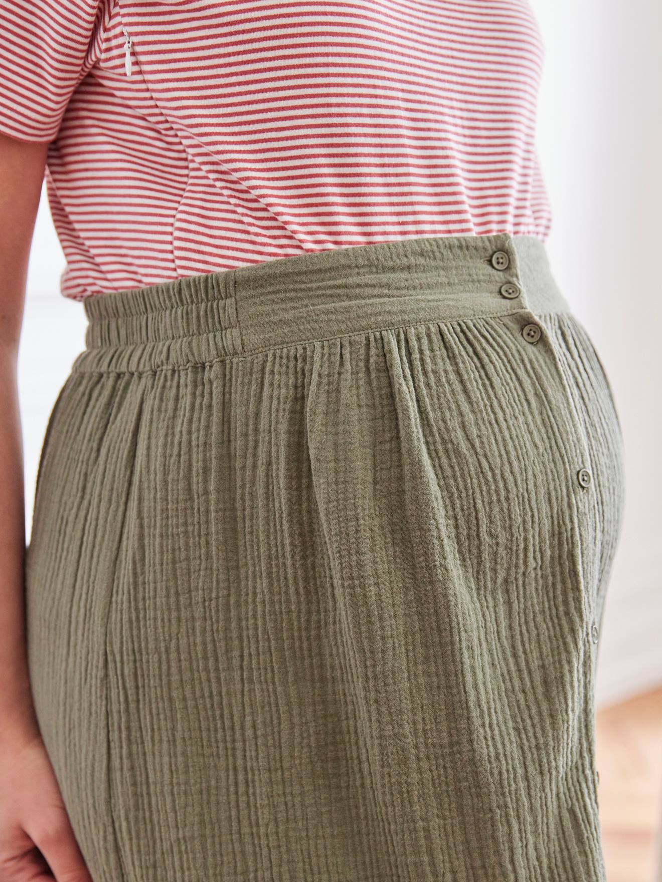 Saia longa de maternidade, confeccionada em chiffon de algodão cor oliva.