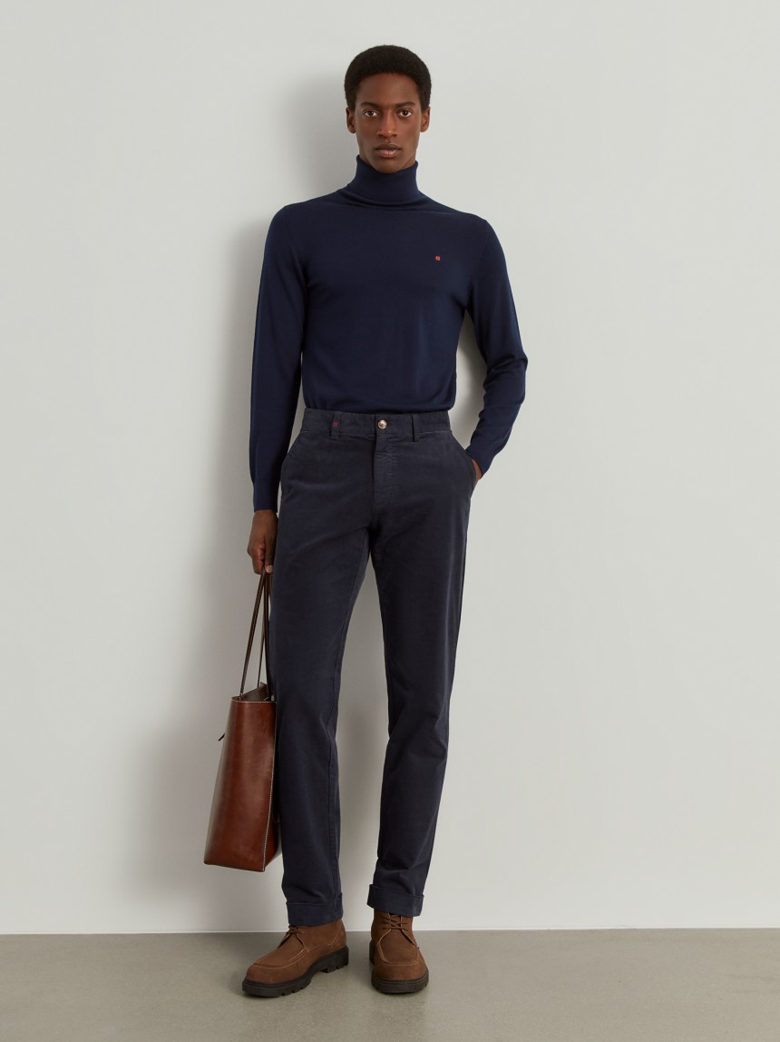 Calças chino regular fit em veludo