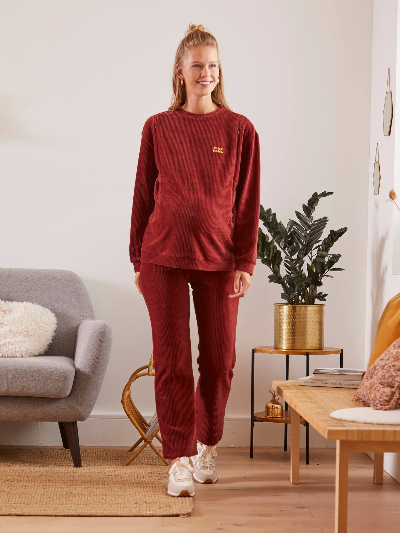 Blusa de moletom aveludada canelada para gestantes e lactantes, na cor vermelha lisa tamanho médio com estampas.