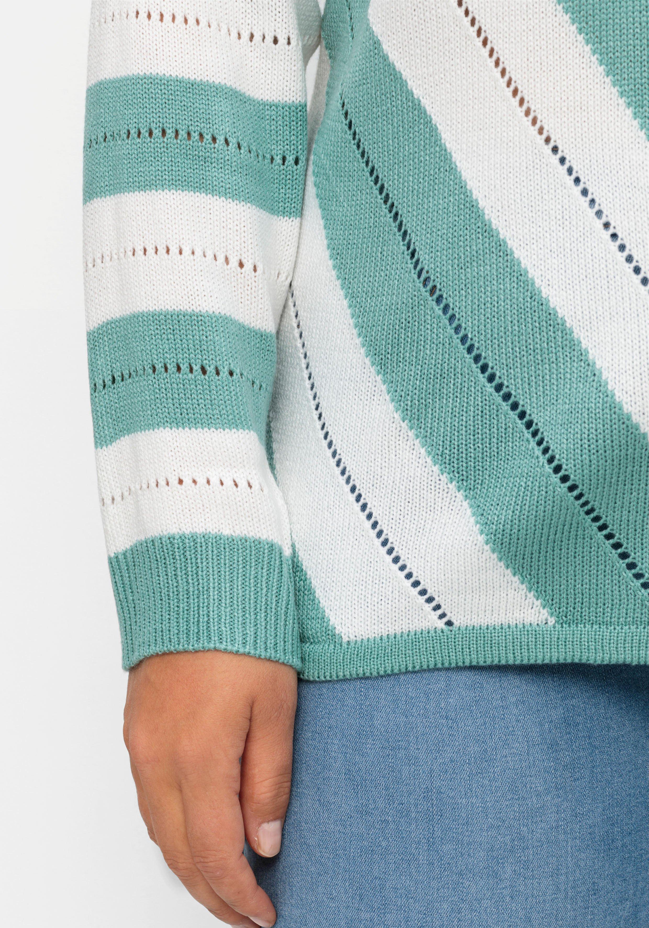 Leichter Strickpullover mit Ajourmuster
