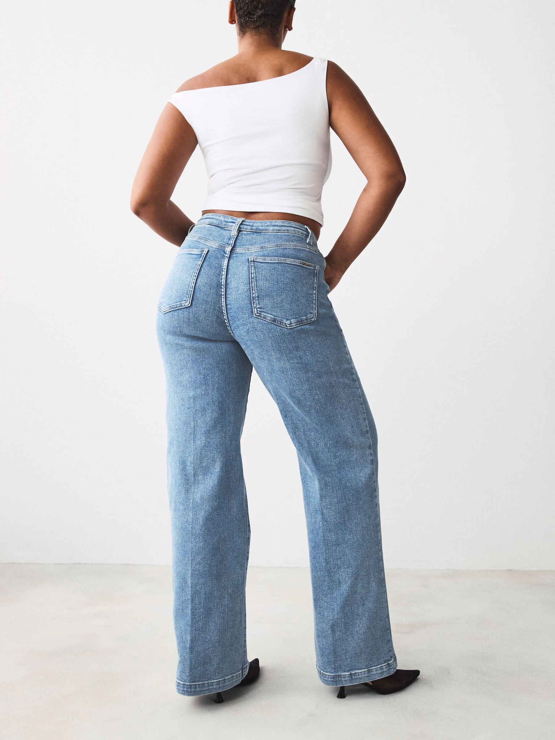 Normaal blauw - Jeans met zandloperpasvorm en wijde pijpen