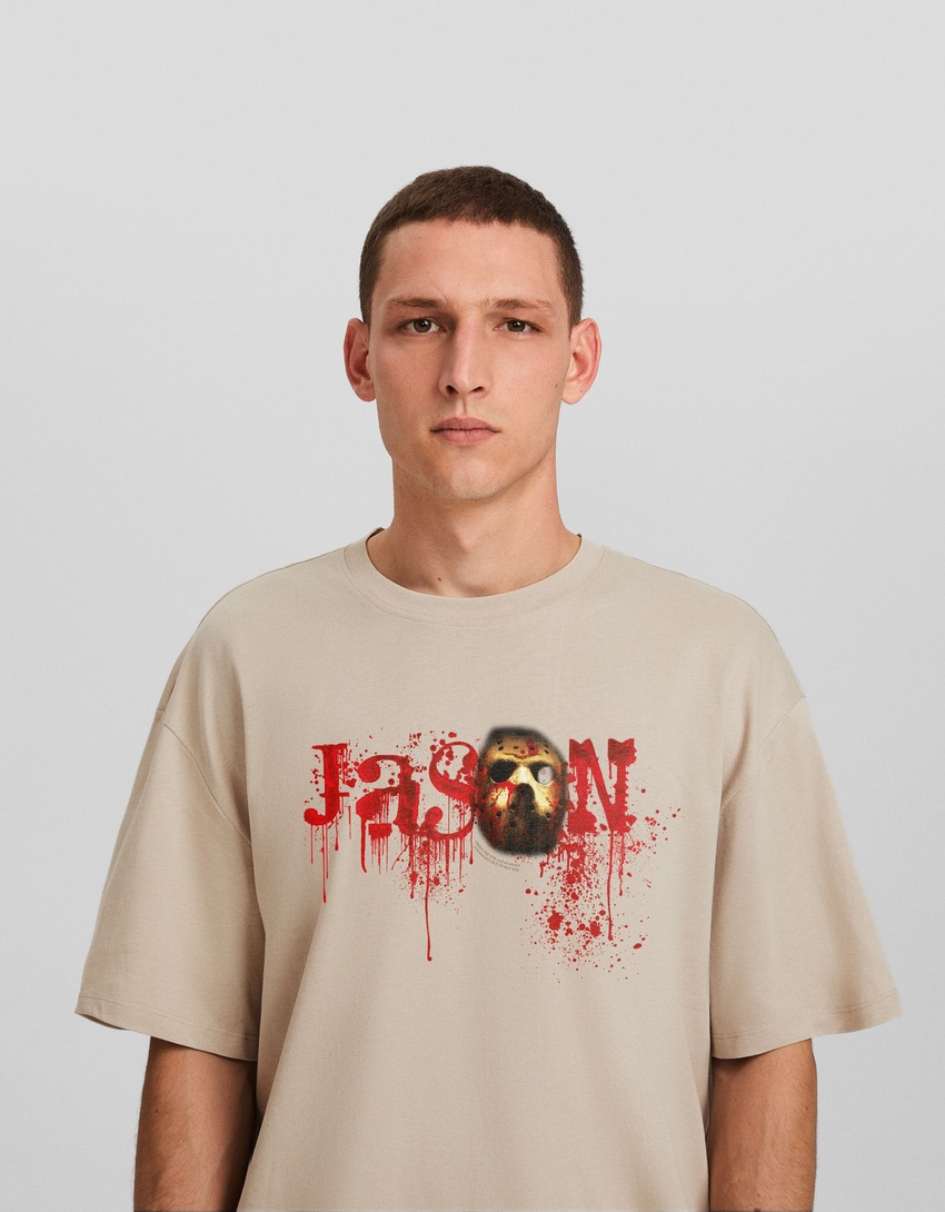 Camiseta de manga curta com estampa de Sexta-Feira 13 e modelagem quadrada.