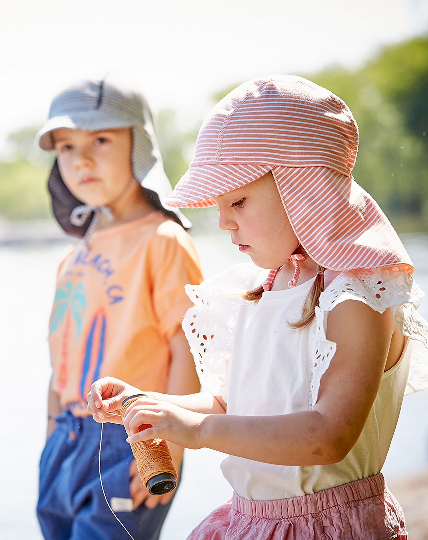 Schirmmütze SUN SAFE mit Nackenschutz in candy peach/weiß