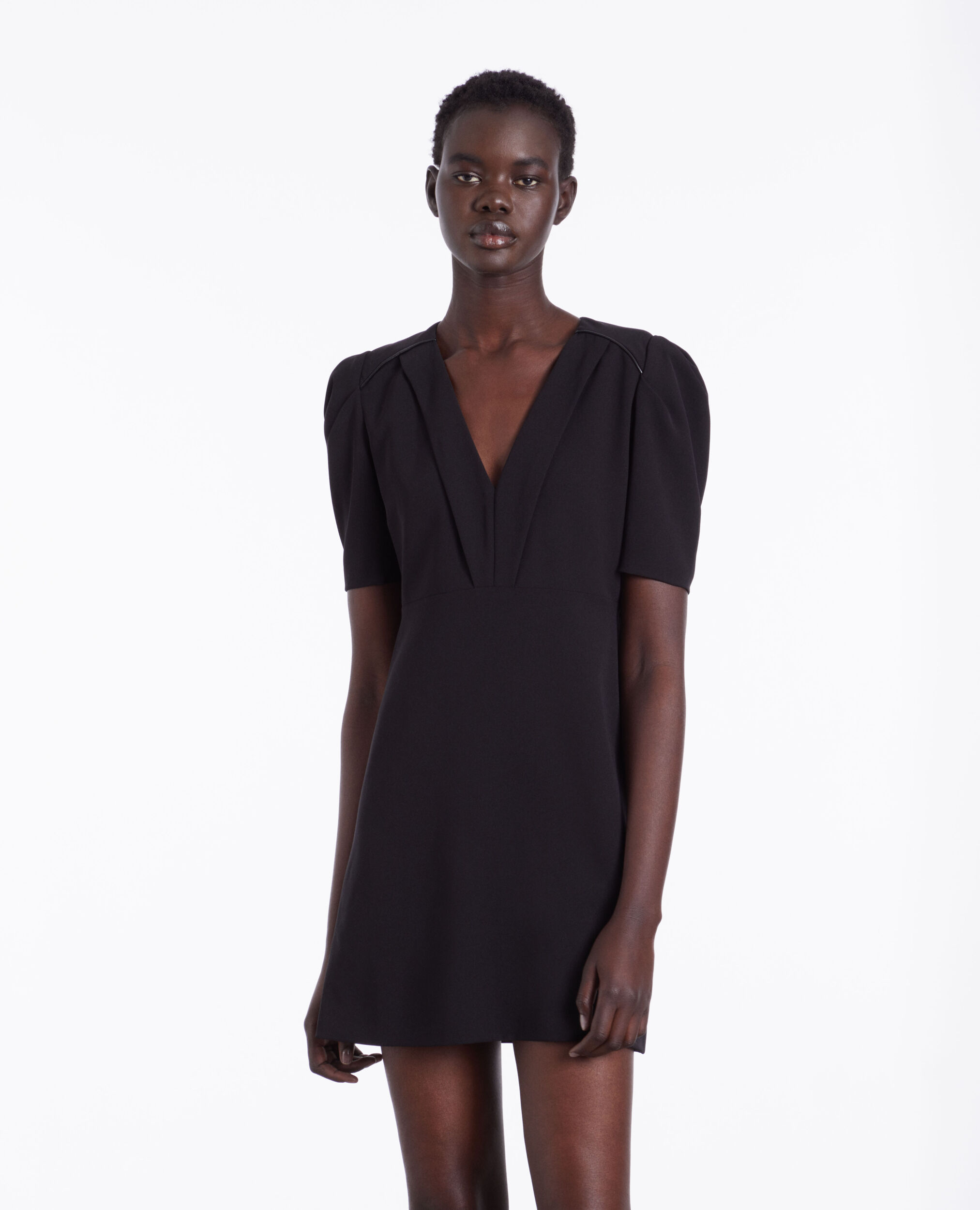 Robe courte noire en crêpe