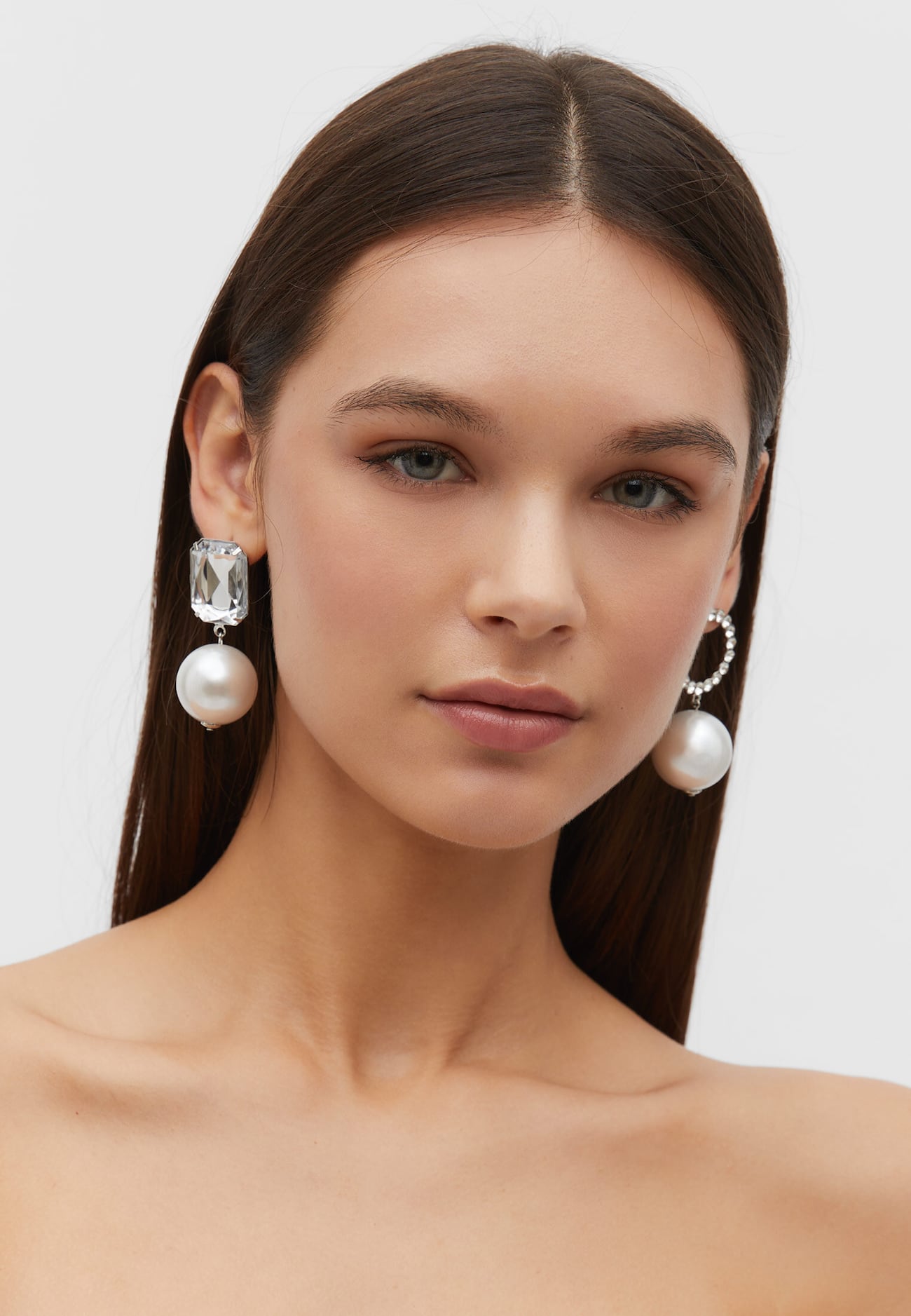 Brincos irregulares de strass