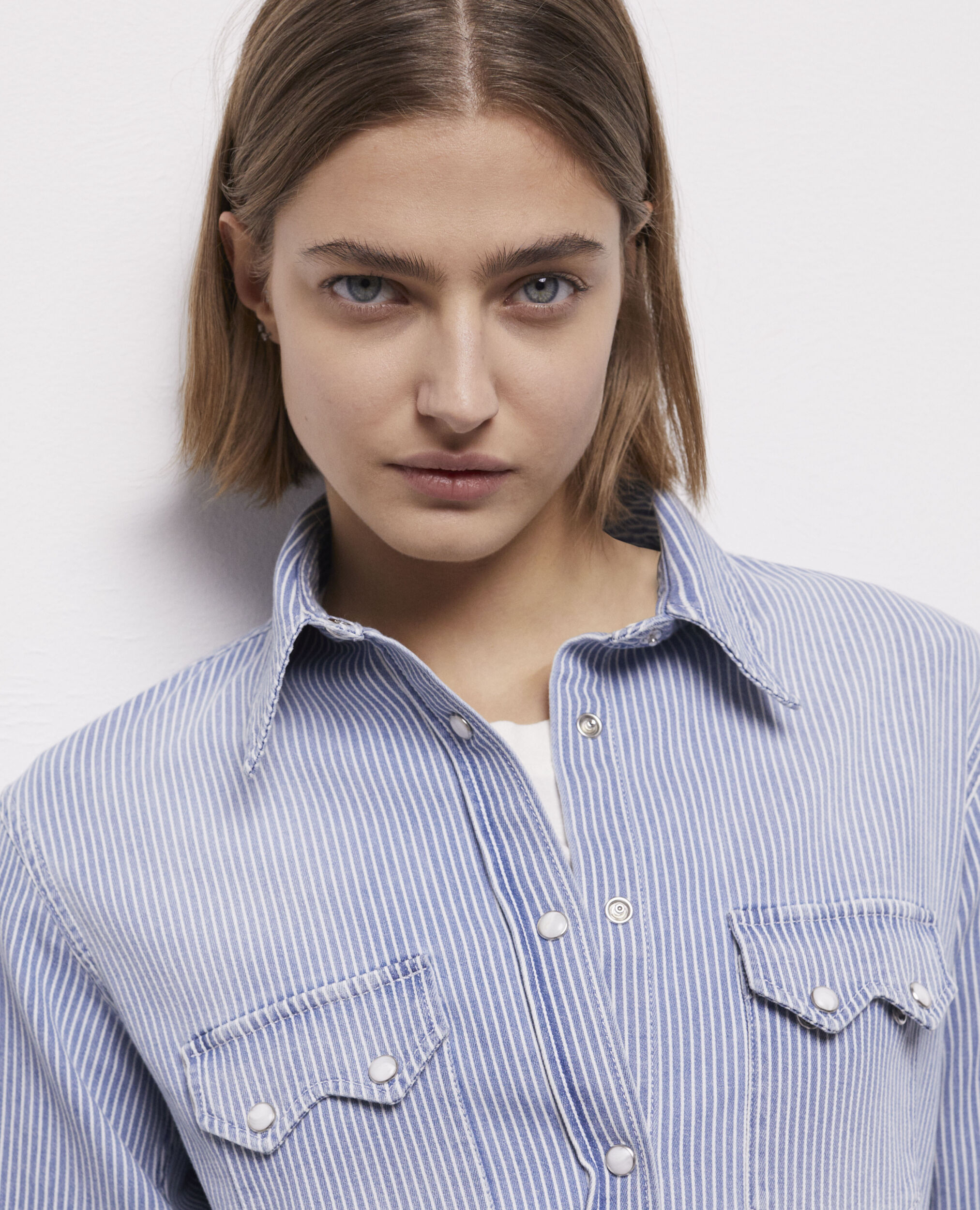 Chemise à rayures bleues et blanches