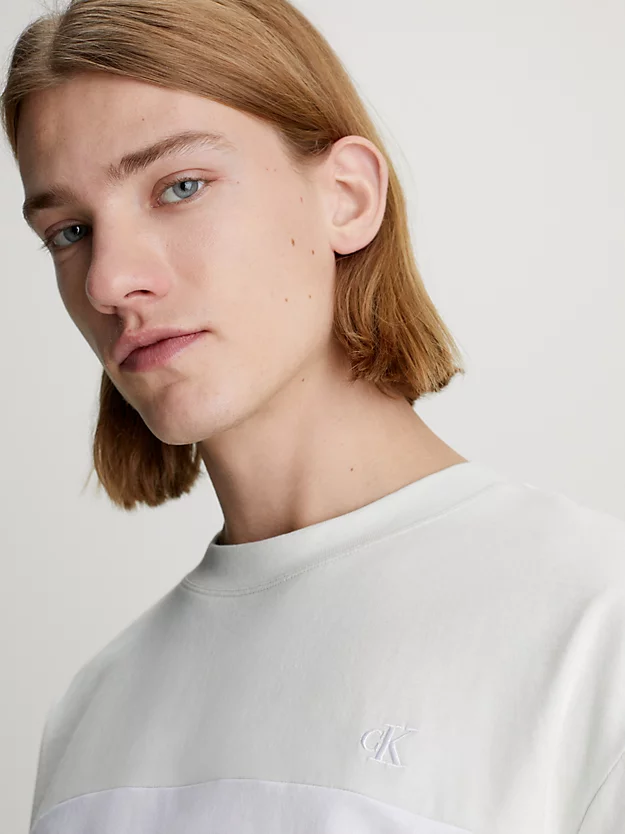 Camiseta de corte folgado com logotipo nas costas