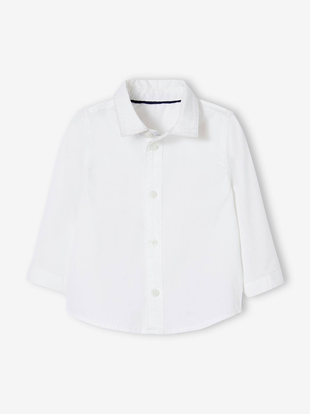 Roupa de festa para bebê: calça com cinto, camisa e gravata borboleta branca.