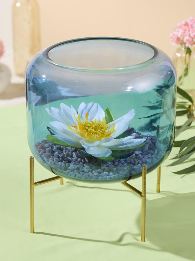 Glasschale m. Seerose und Kies