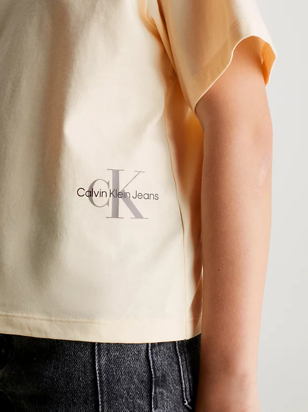 Camiseta com logo de corte quadrado