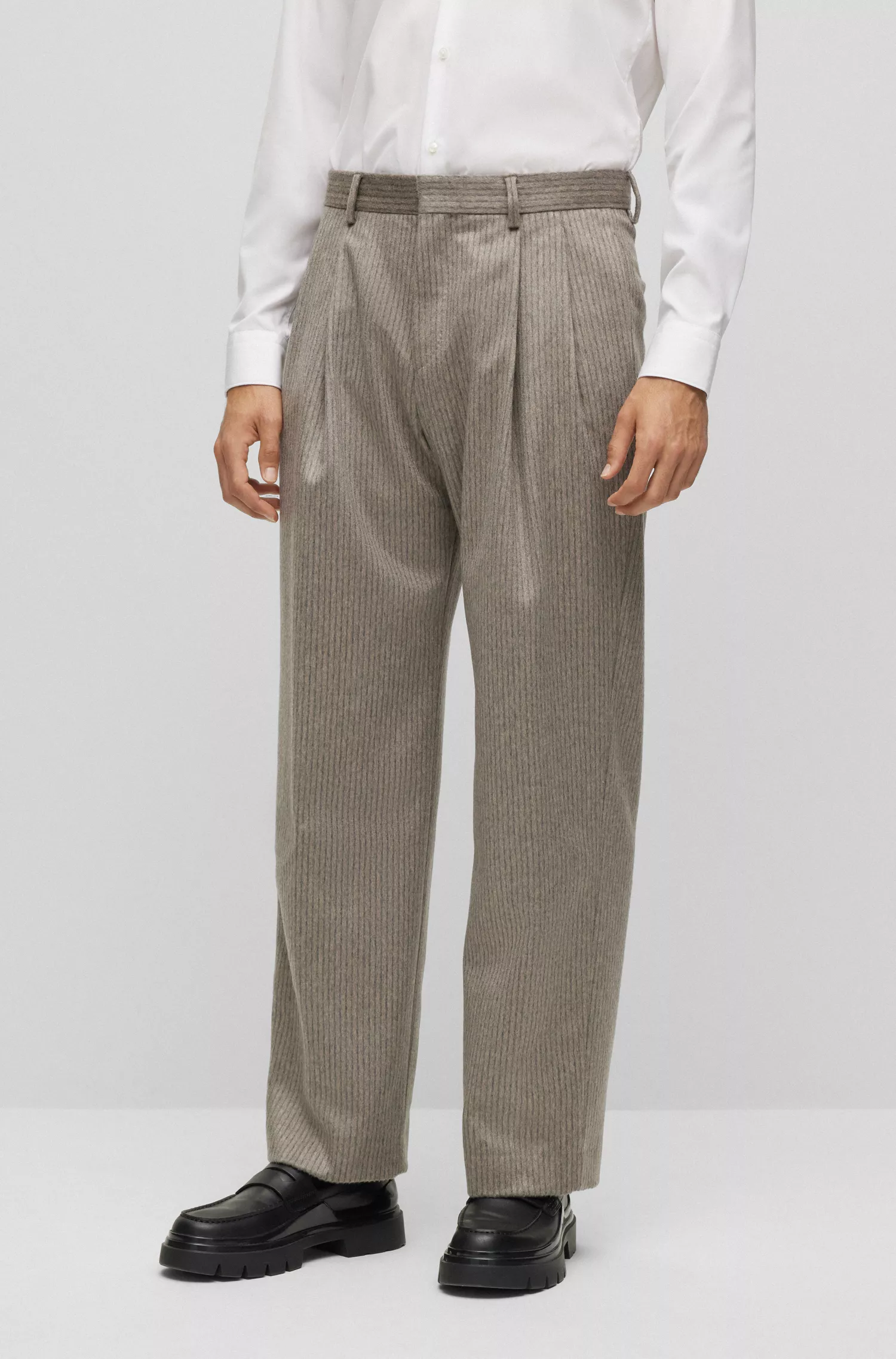 Terno BOSS preto de cashmere puro com abotoamento duplo e estampa listrada.