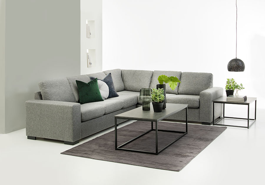 Max sofa Hjørnesofa 32/23 i tekstil Rocco 281 mørk grå og med sorte ben. Kommer montert som 32, kan vendes til 23