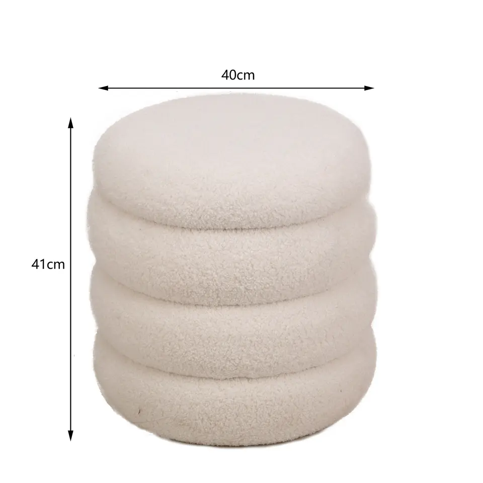 Pouf met witte krullen in Scandinavische stijl