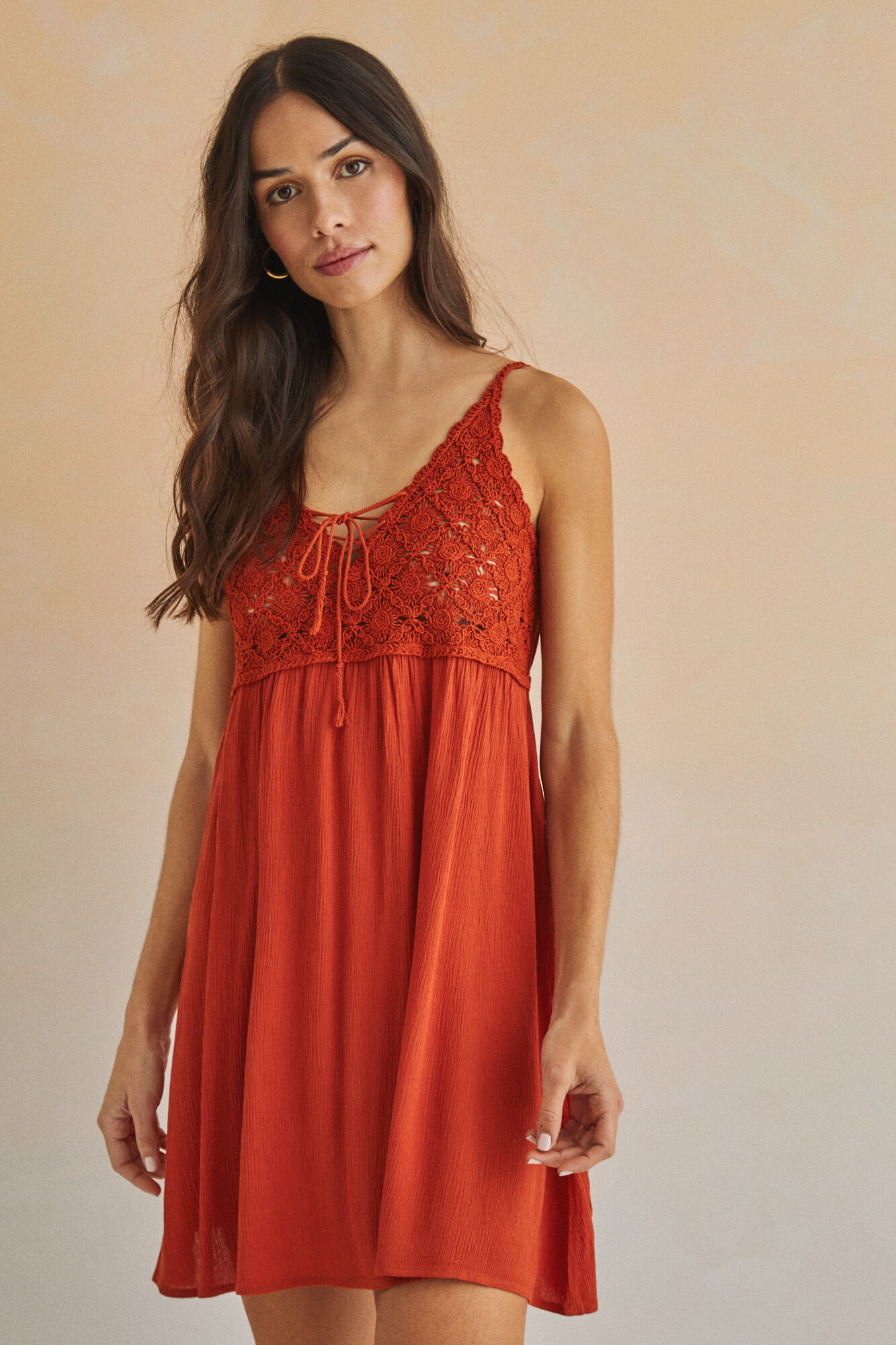 Vestido curto com alças de crochê - laranja