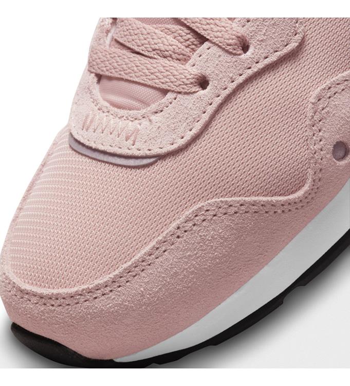 Nike Women Venture Runner Sneakers