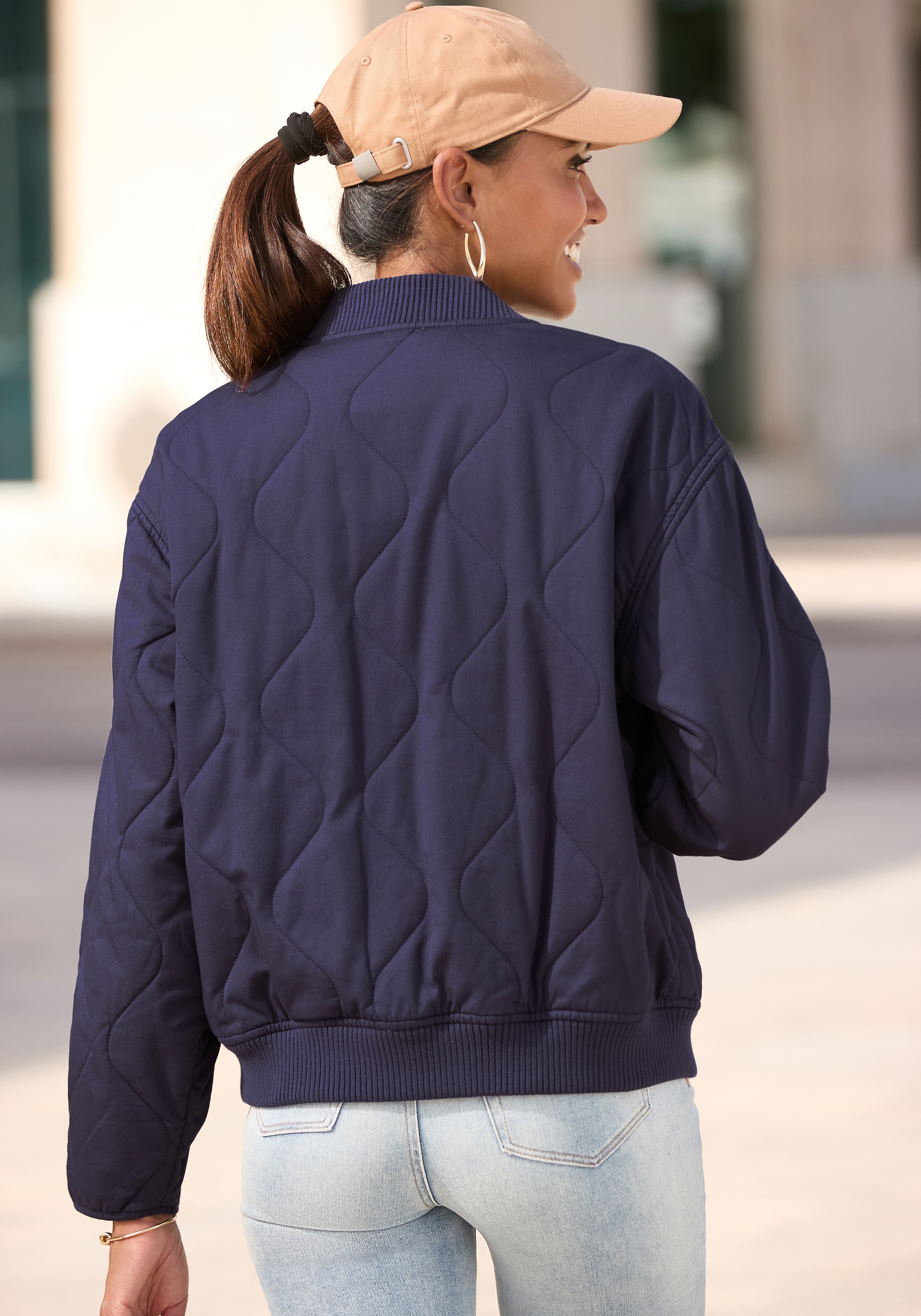 LASCANA Steppjacke in modischer Optik mit Taschen, Bomber-Design