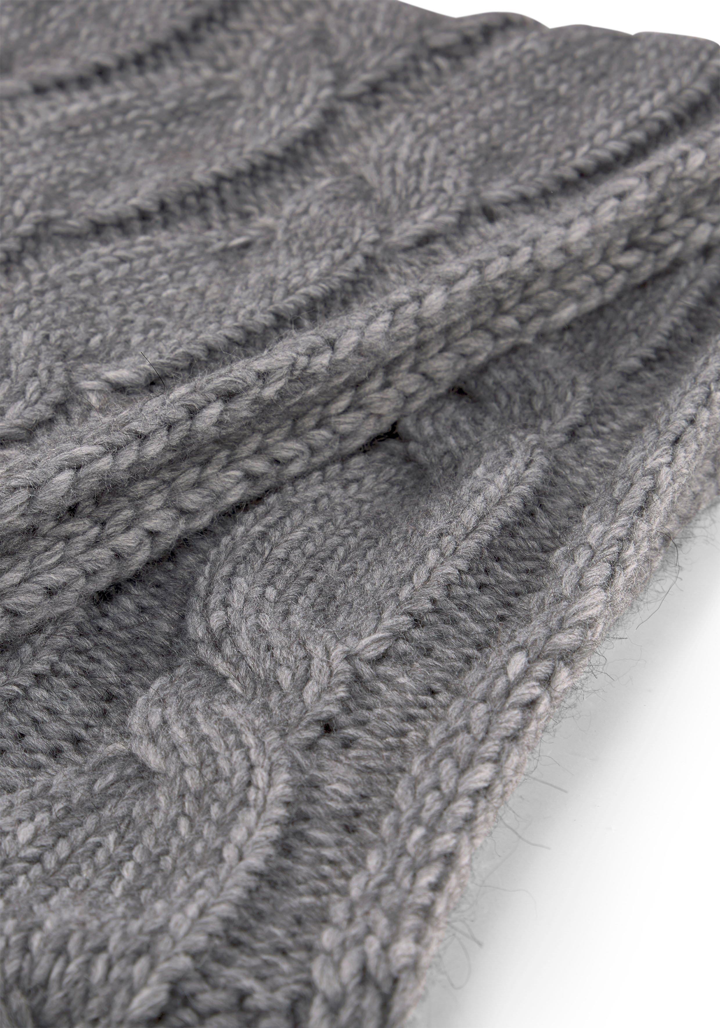 Strickschal mit Zopfmuster
