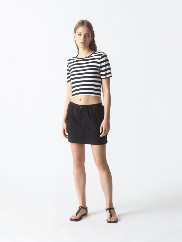 Camiseta cropped listrada - Cru/preta