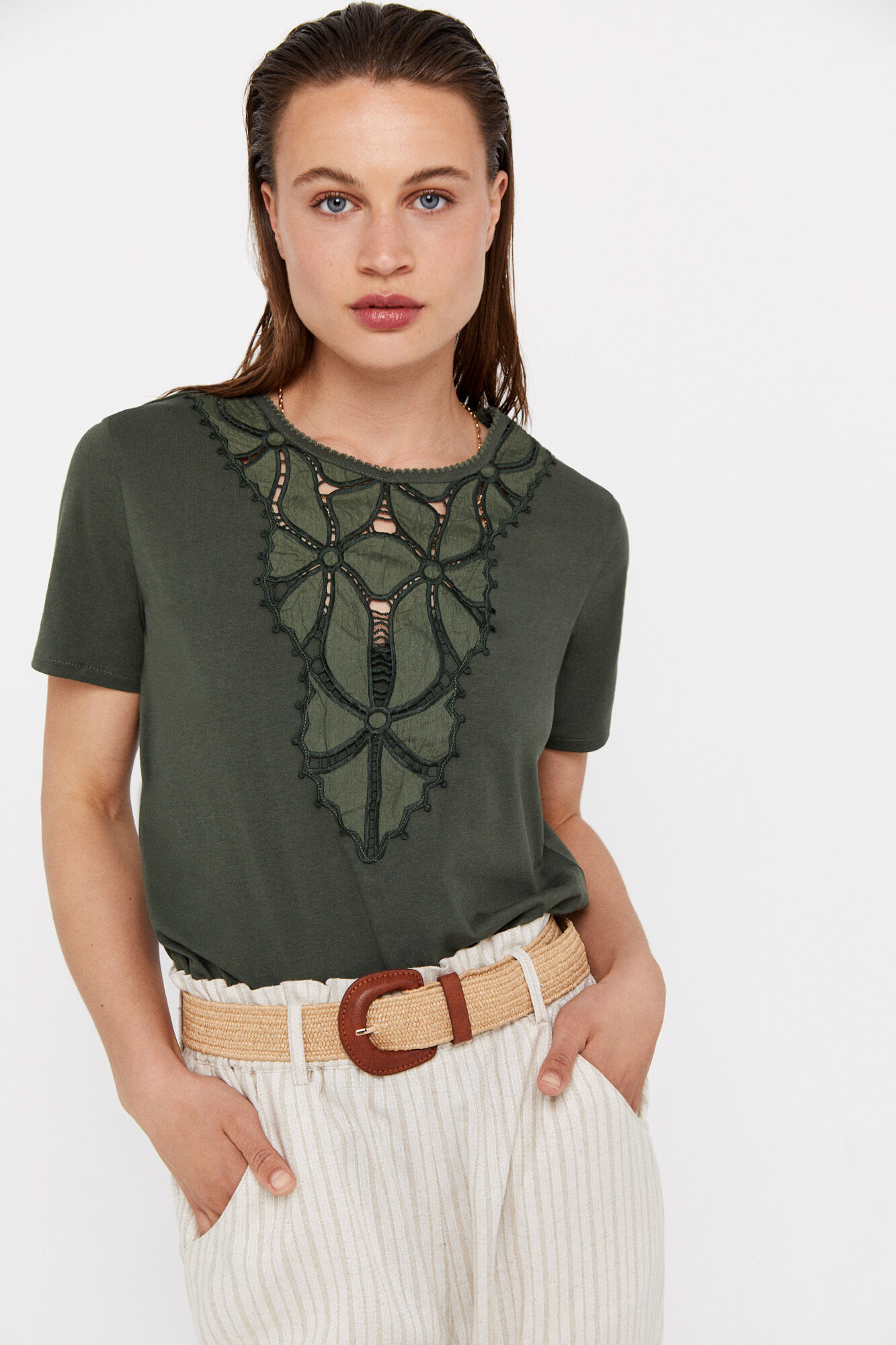 Camiseta com patch bordado - Cáqui