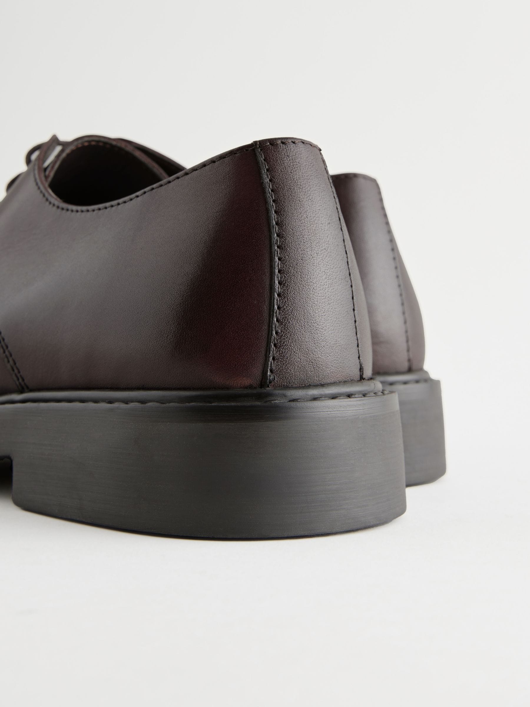 Bruin - Leren schoenen met contrasterende neus