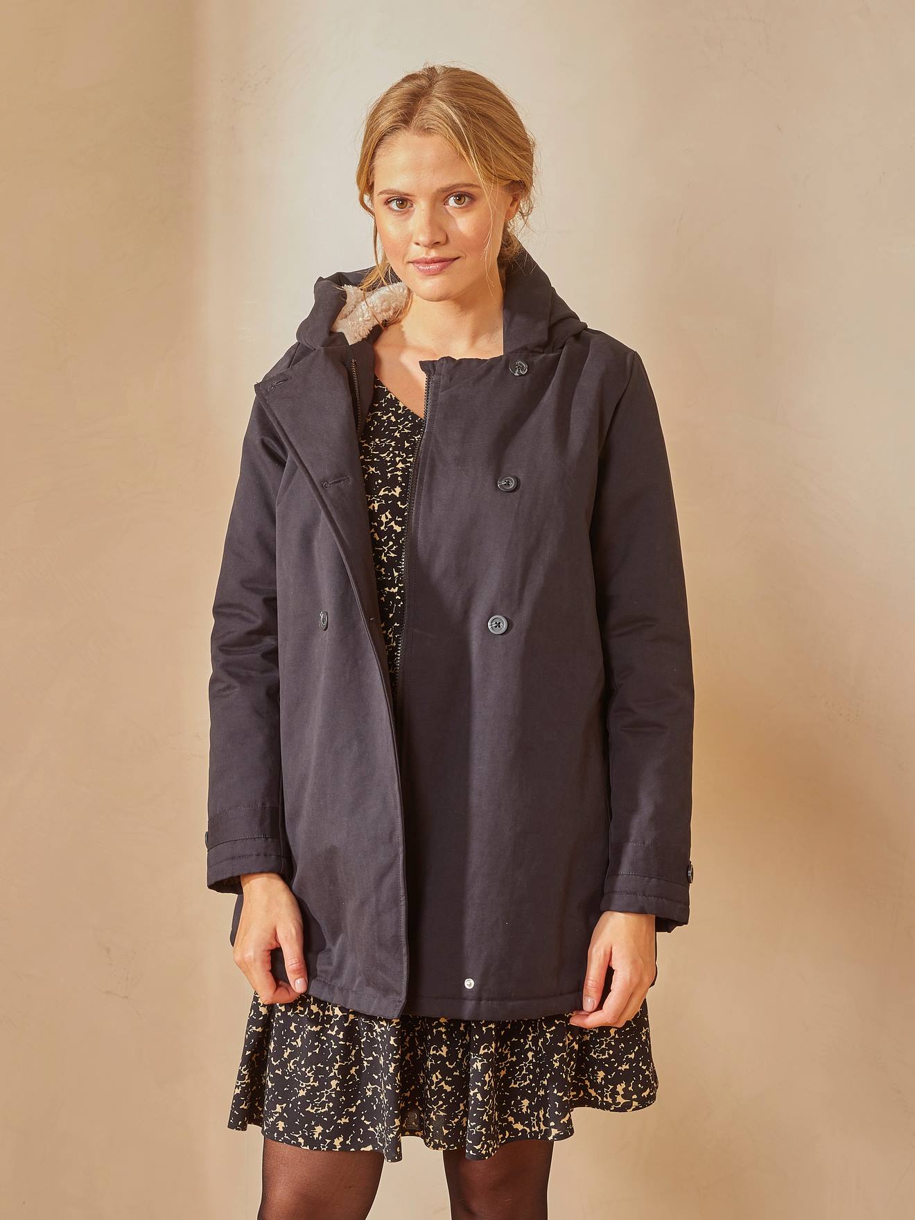 Parka preta lisa, ideal para gestantes e para o período pós-parto.