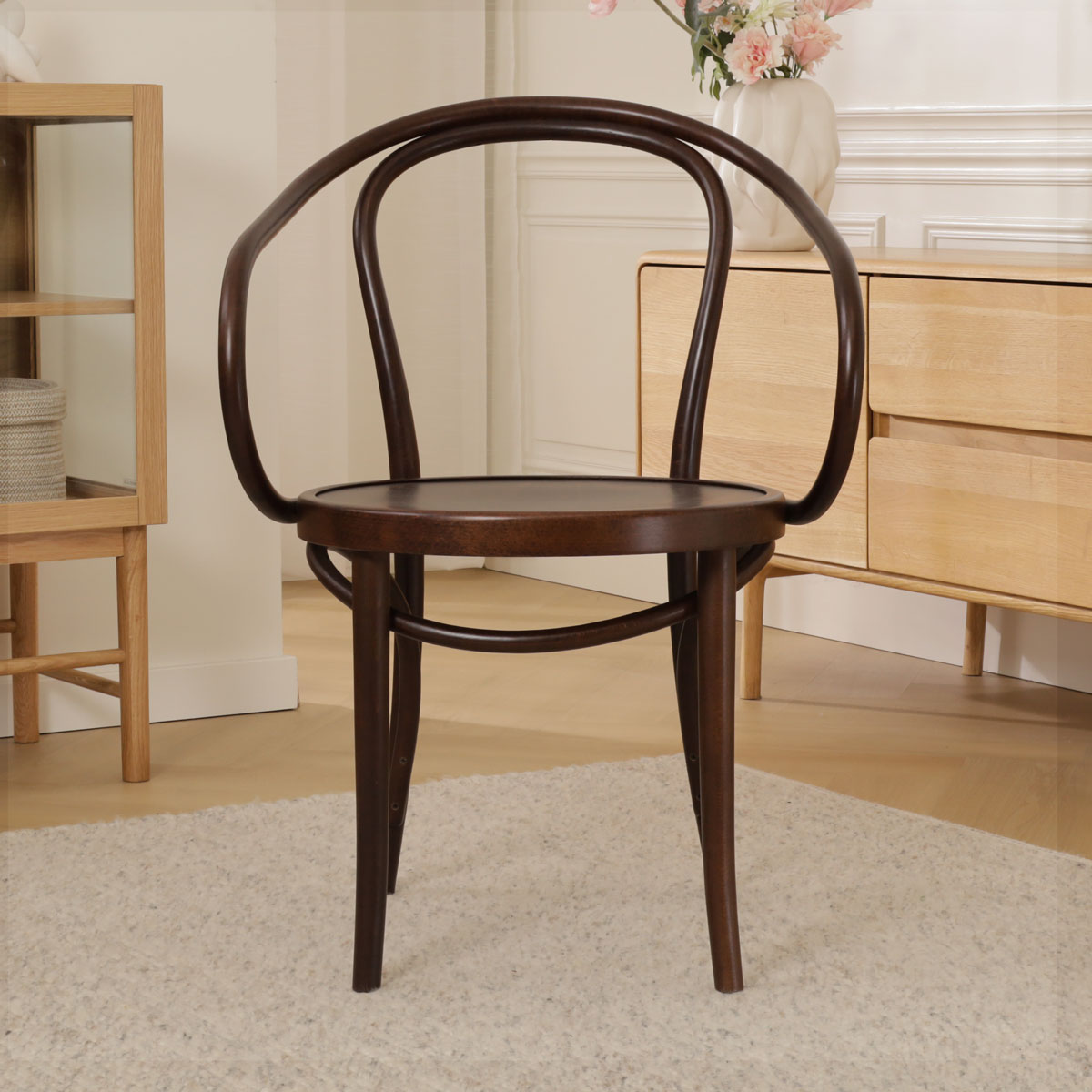 Houten eetkamerstoel met armleuningen Venice No. 9 - walnoot