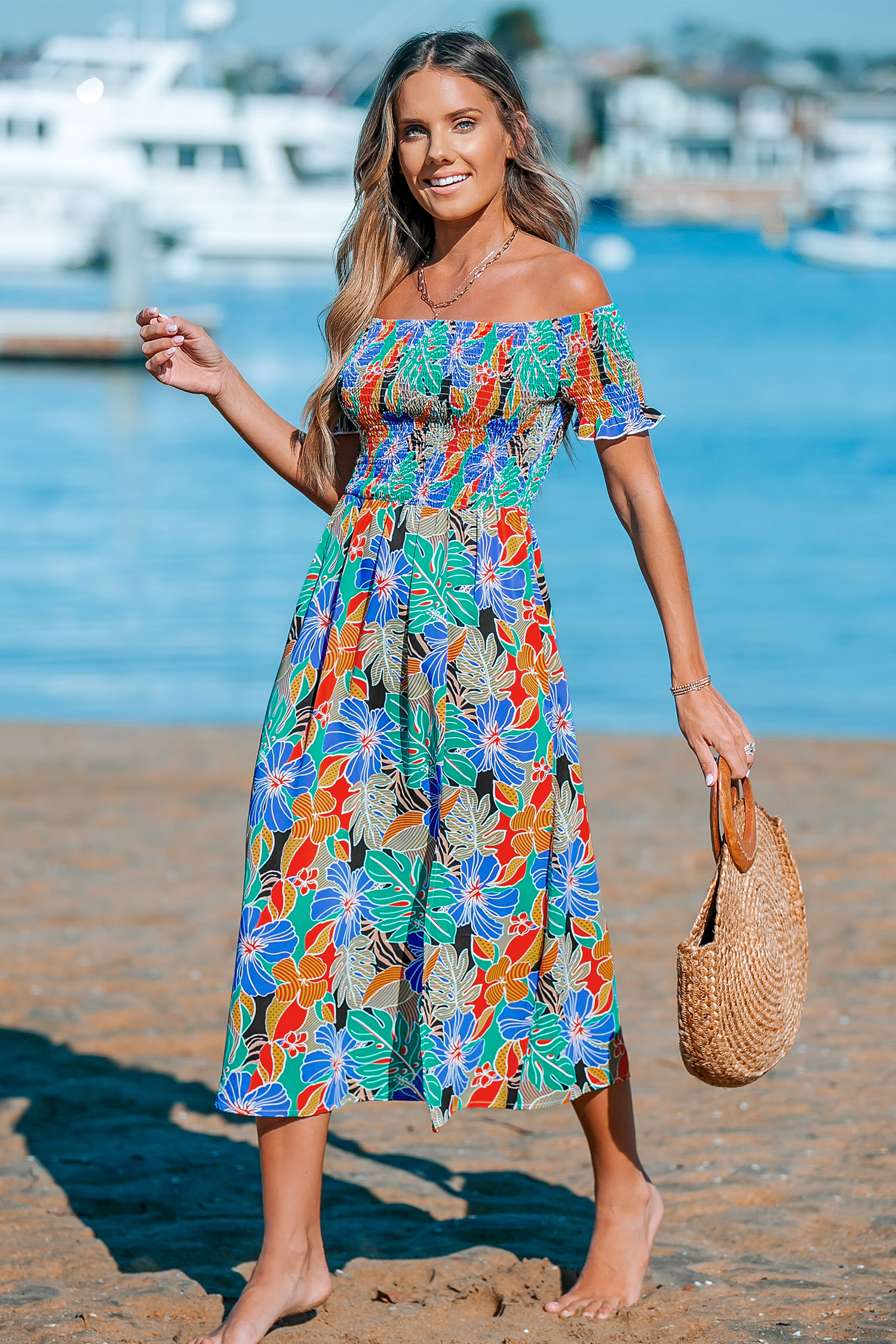 Robe maxi avec épaule dénudée à smocks et fleurs tropicales