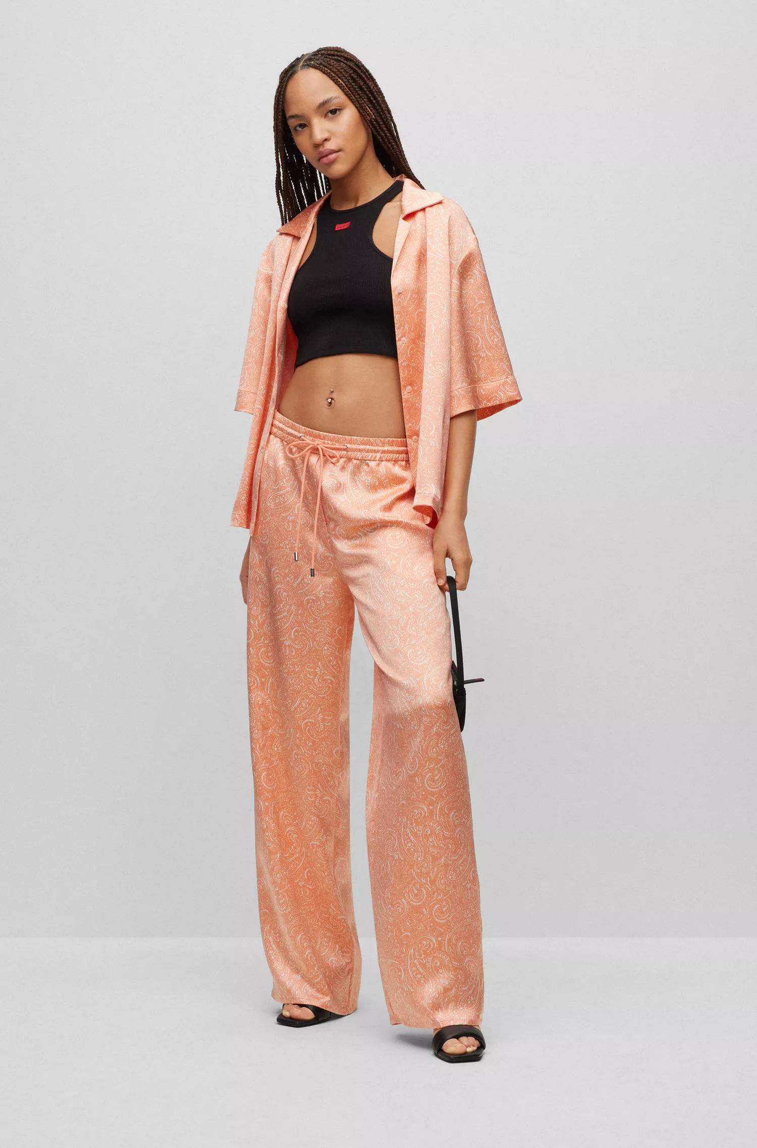 Blusa HUGO vermelha de manga curta com modelagem relaxada em cetim com estampa paisley.