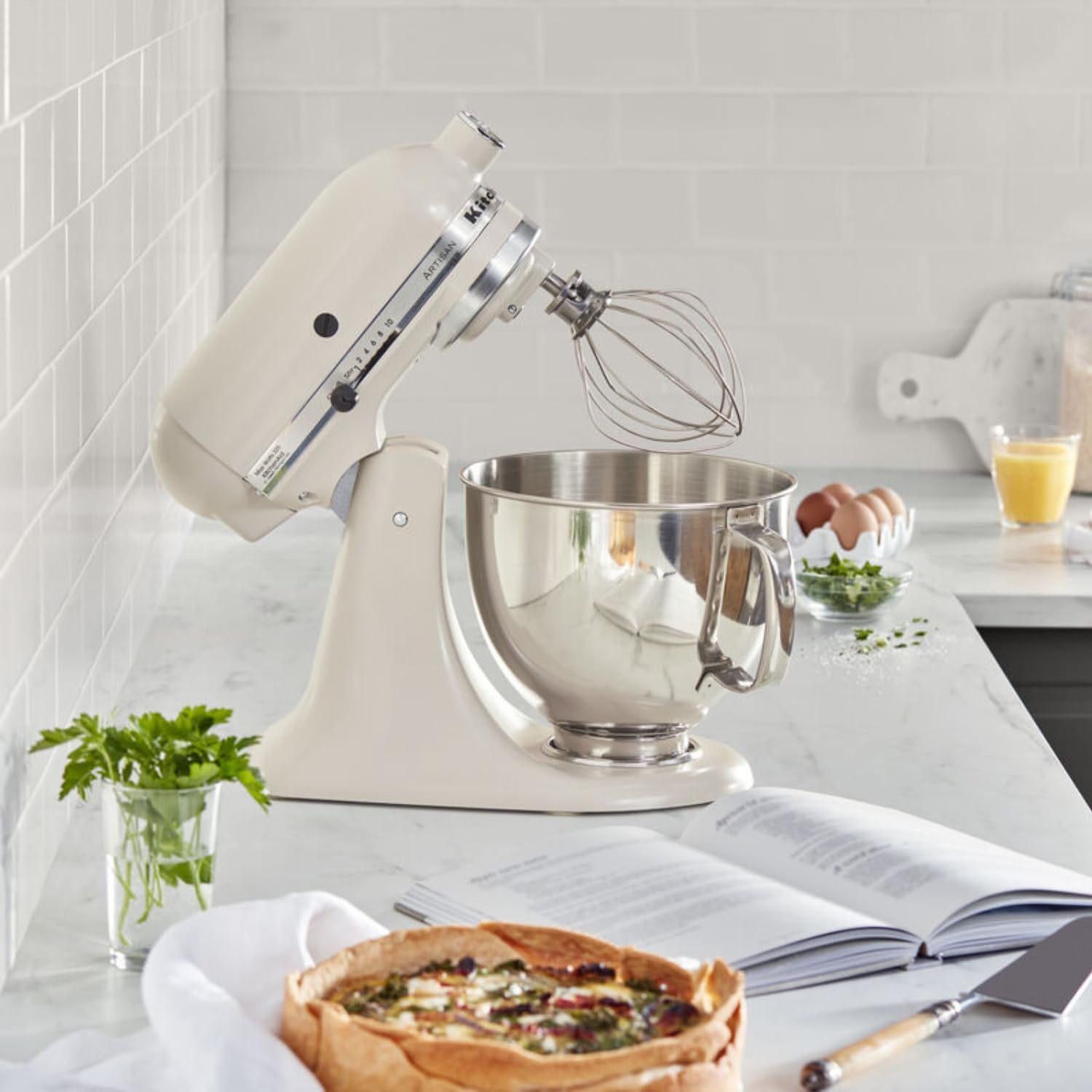 KitchenAid Robot Pâtissier I Artisan I Robot cuisine multifonctions à tête inclinable I Avec 4 accessoires I Bol de 4,8L | Crème