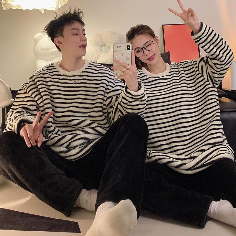PERKARP - Koppel bijpassende pyjamaset: ronde hals sweatshirt met patroon + gestreepte broek