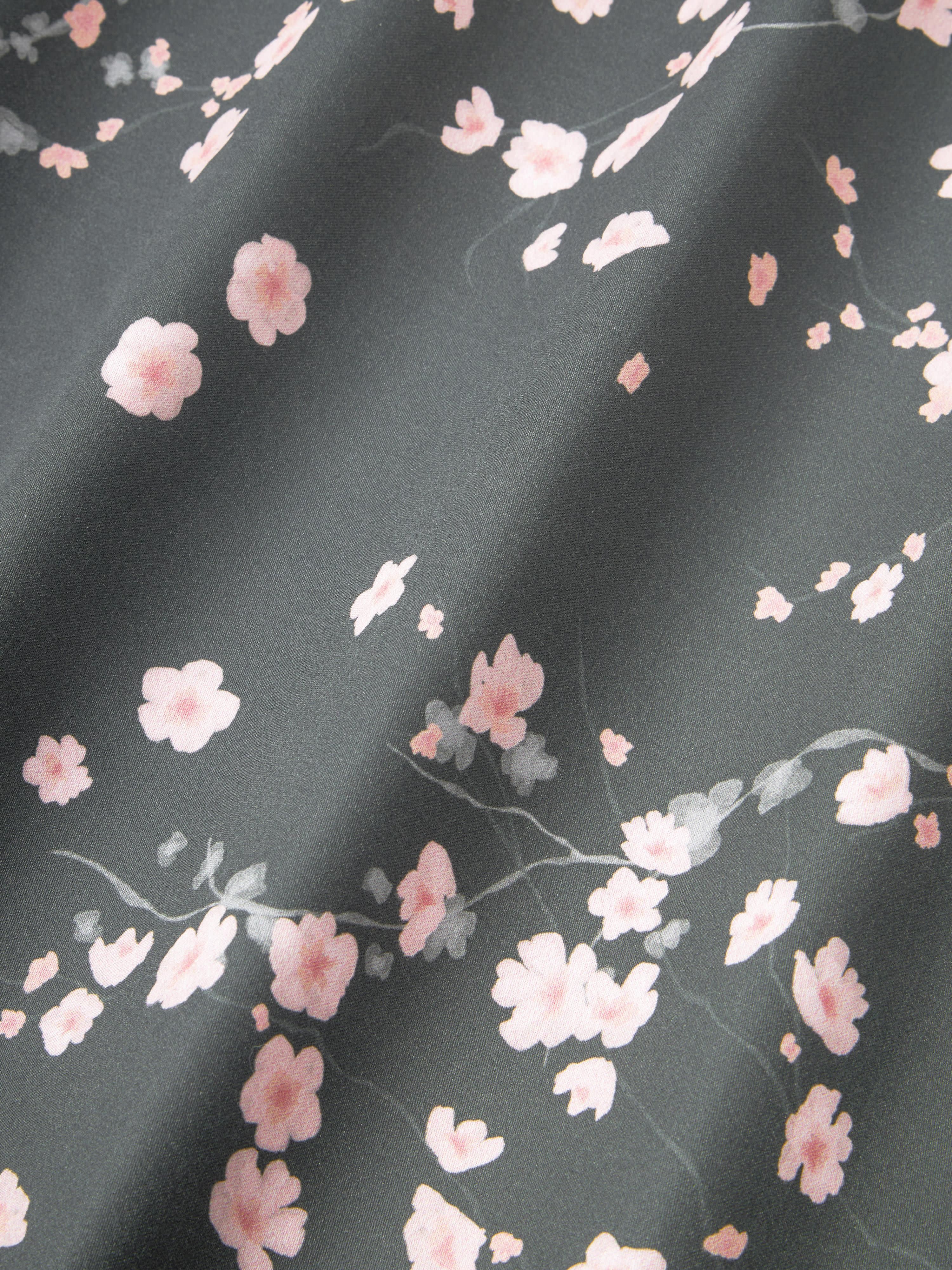 Katoenensatijnen kussenhoes Sakura met bloemenprint