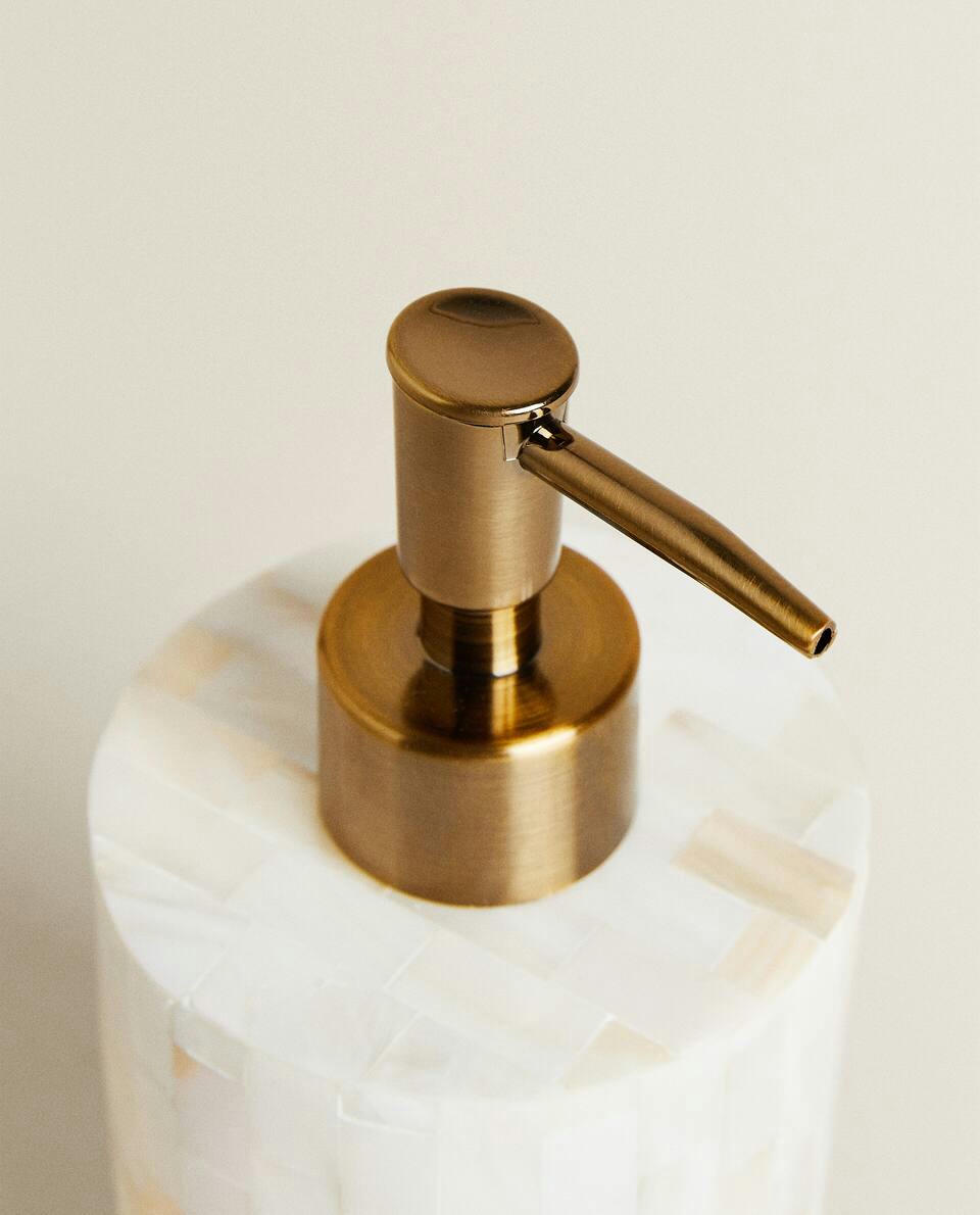 Conjunto de banheiro em madrepérola