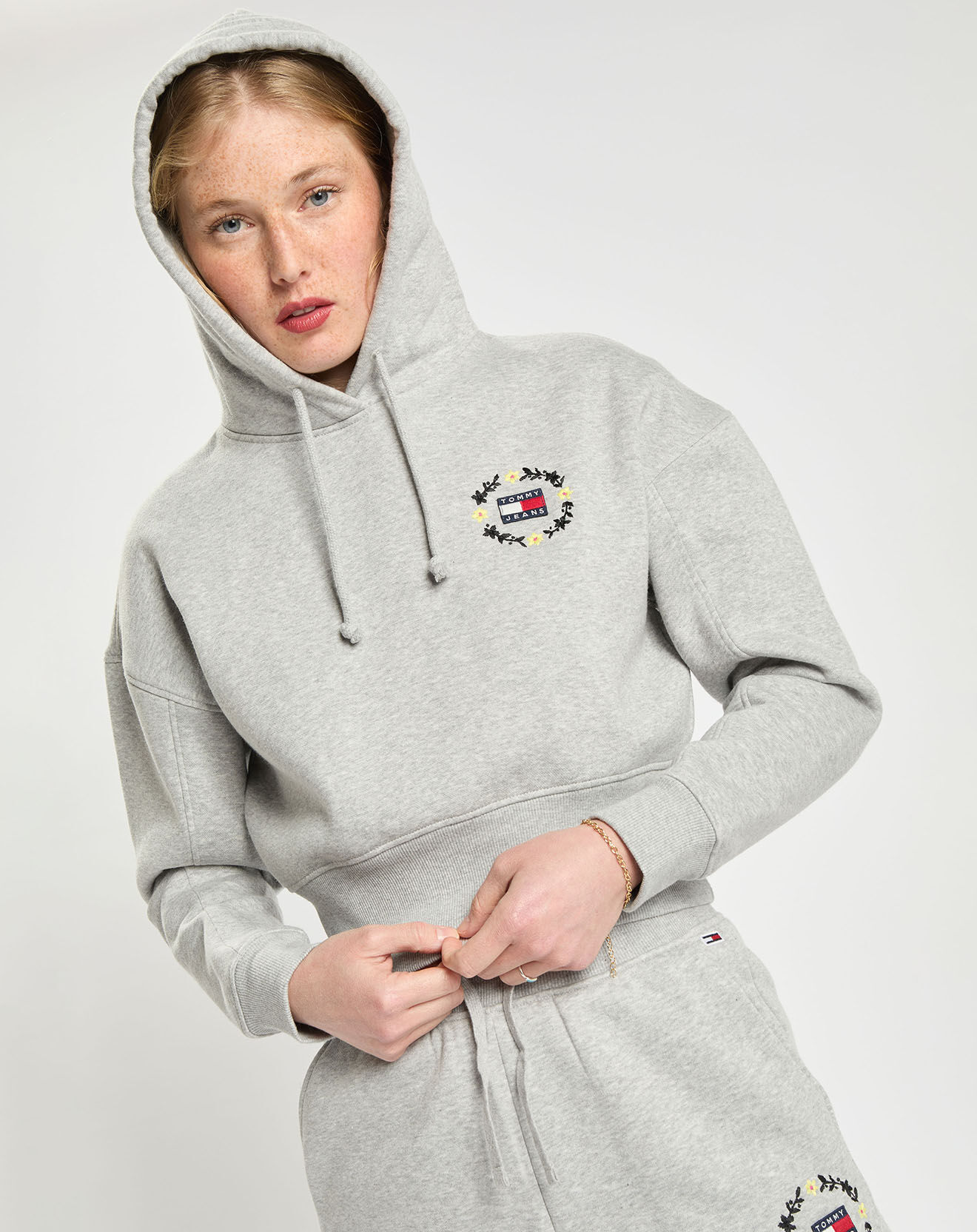 Tommy Jeans Sweat en Coton Bio mélangé  Crop Floral Badge gris chiné