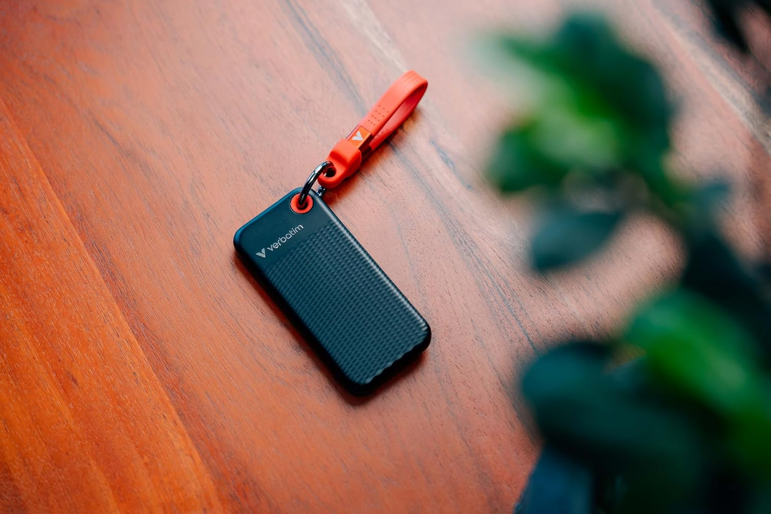 (2TB) Pocket SSD Externe SDD Festplatte USB C 3.2   Schlüsselanhänger mit Kabelbefestigung 10 Gbit/s (32196) - Schwarz / Rot