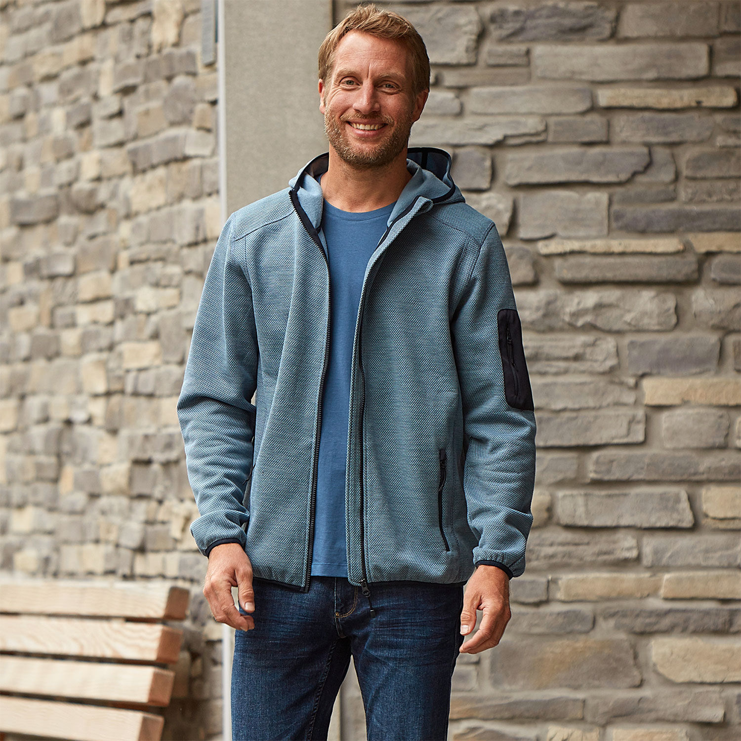 Sportive Fleece Jacke mit Kapuze