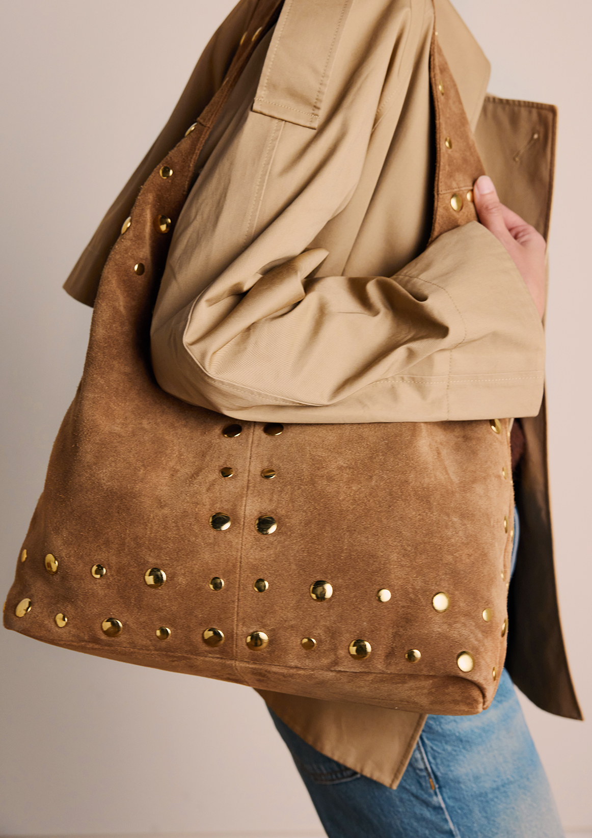 Taupe suède schoudertas met gouden studs