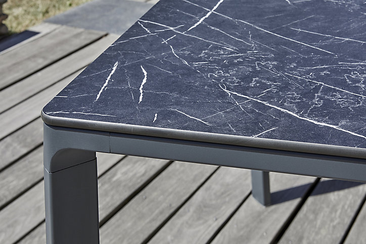 Table de jardin Meet en aluminium coloris noir L.120 x l.80 x H.73 cm