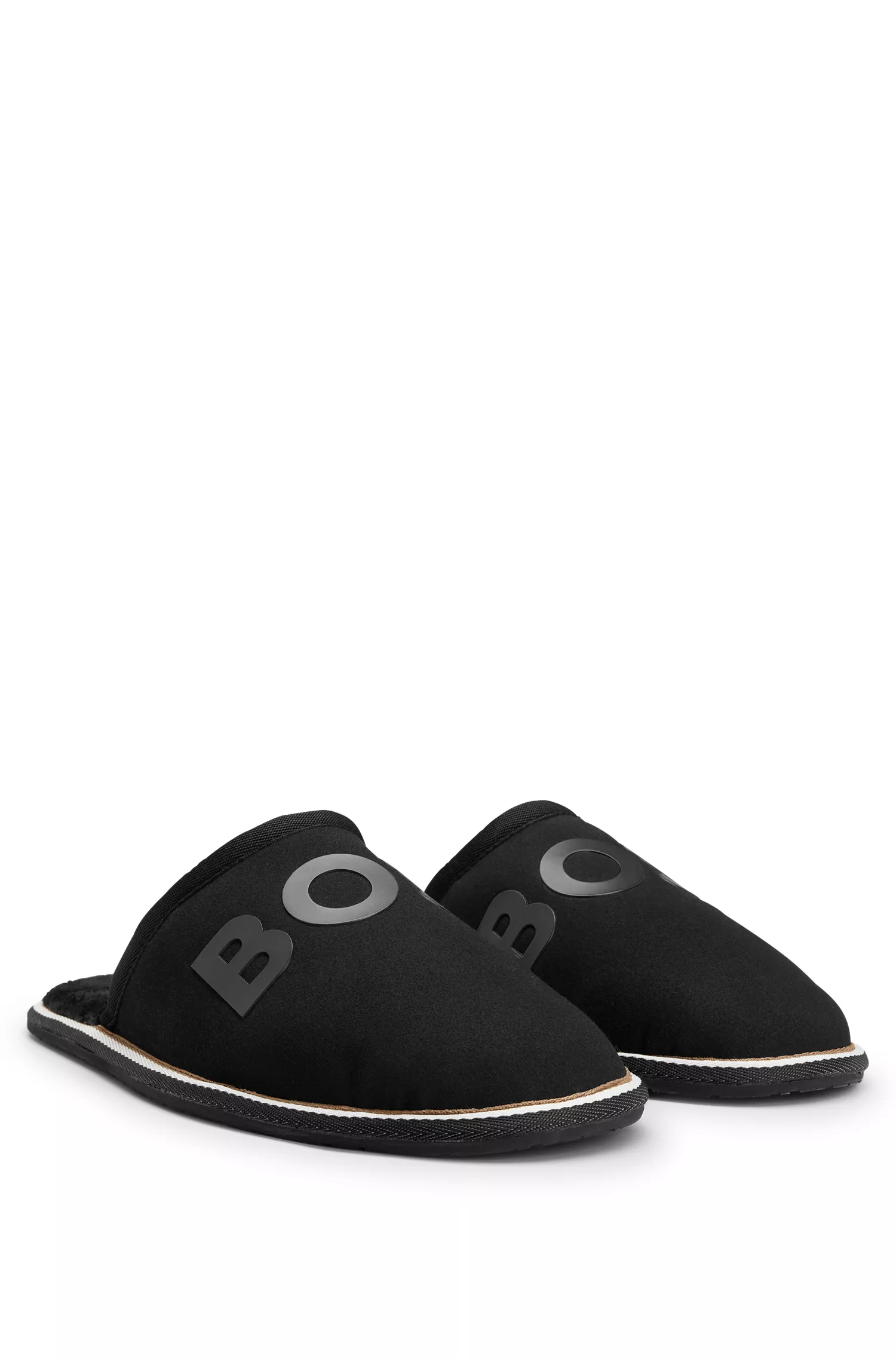 Chinelo BOSS preto com monograma, sola de borracha e faixa característica.