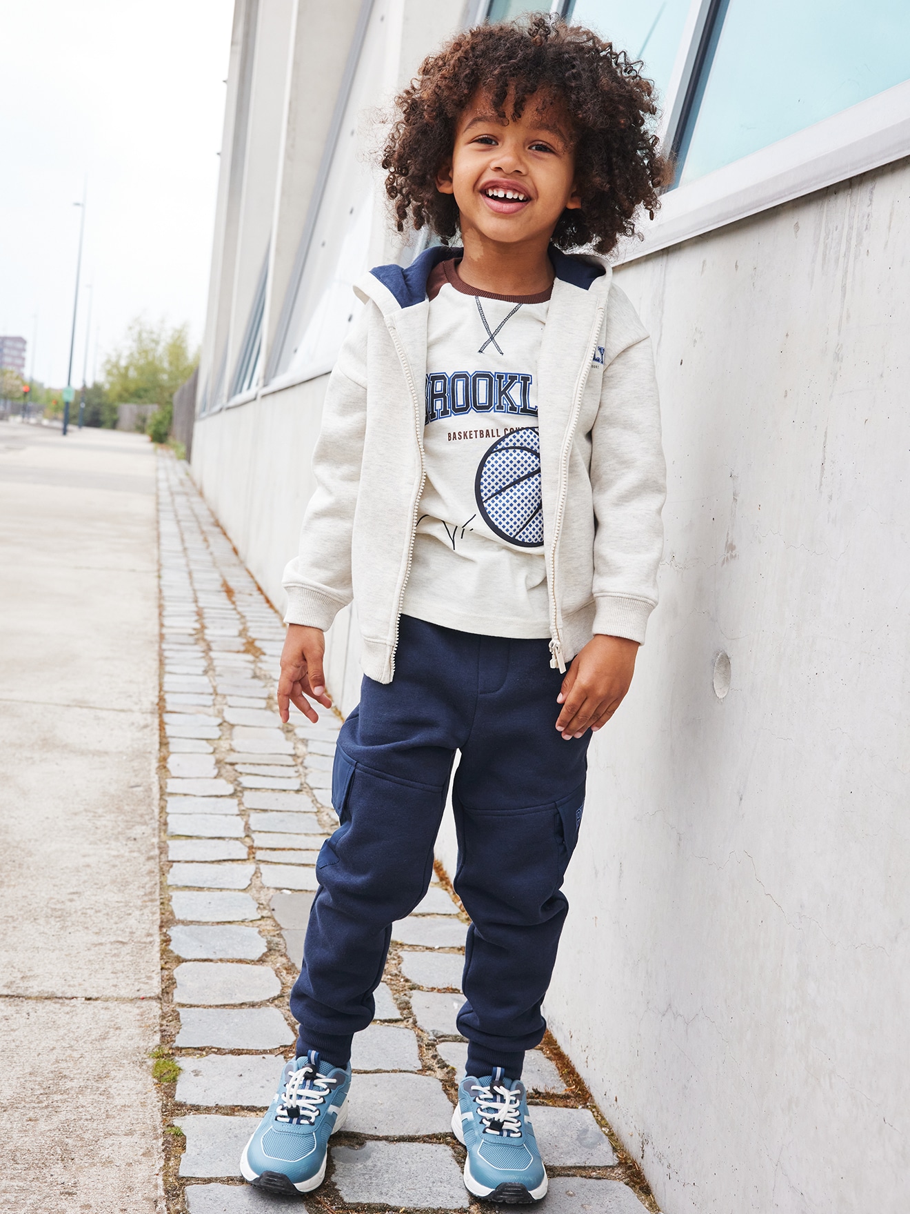 Camiseta esportiva raglan de manga comprida para meninos com estampa em relevo + Tênis elástico para meninos com solado grosso + Calça de moletom felpuda para meninos + Moletom com zíper para meninos