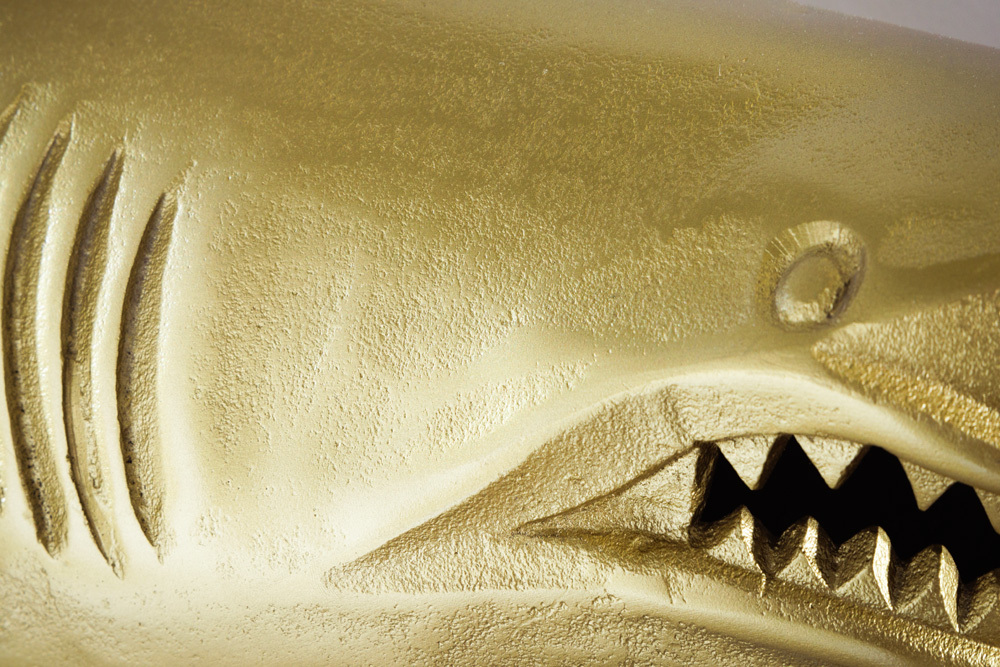 Maritime Wanddekoration HAI 105cm gold rechts Metall handmade Haifisch Design Skulptur