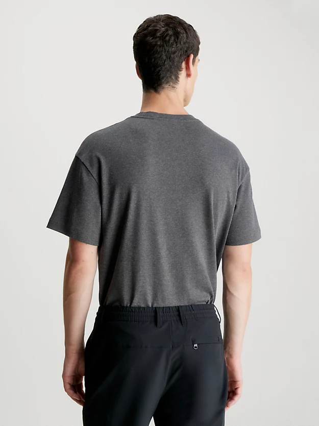 Camiseta com logotipo bordado