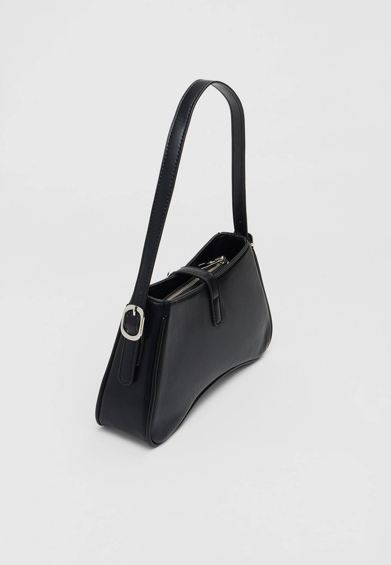 Bolsa de ombro com acabamento desgastado e fivela.