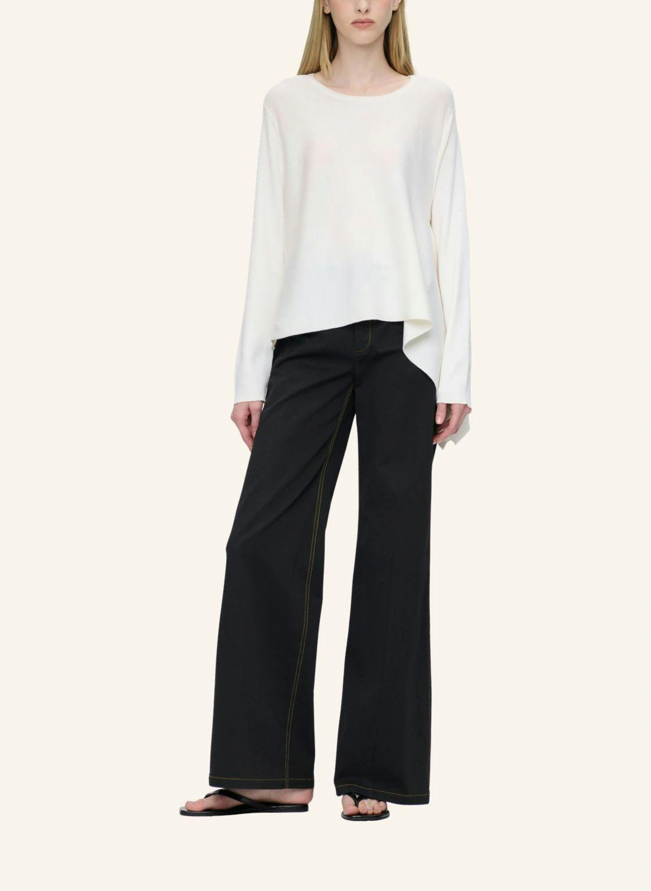 CÂLLAS MILANO HELOISE Asymmetrischer Pullover aus Merinowolle mit Rundhalsausschnitt
