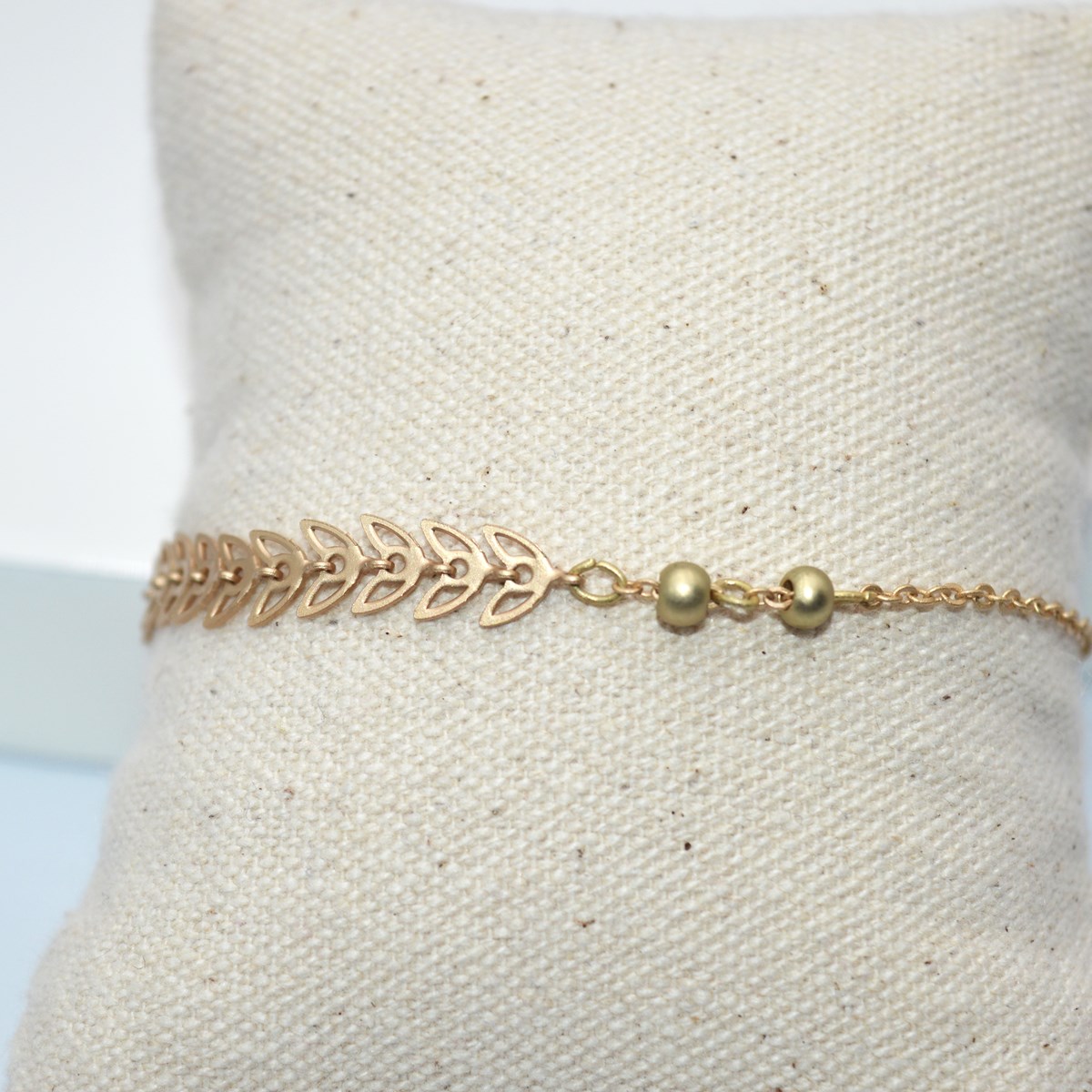 Bracelet minimaliste  chaine laurier et perles  Doré à l'or fin  mat
