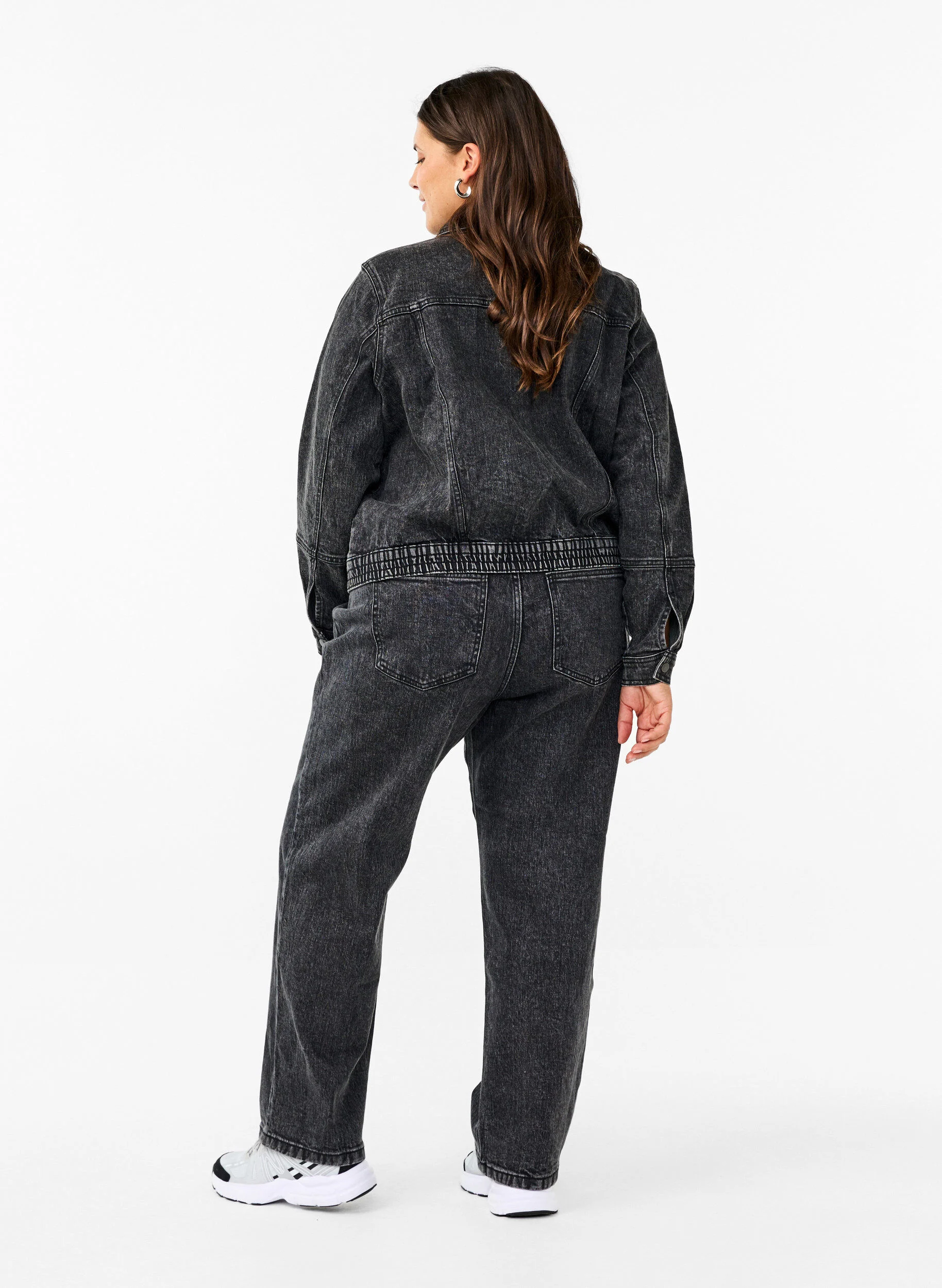 Løs jeans med cropped længde
