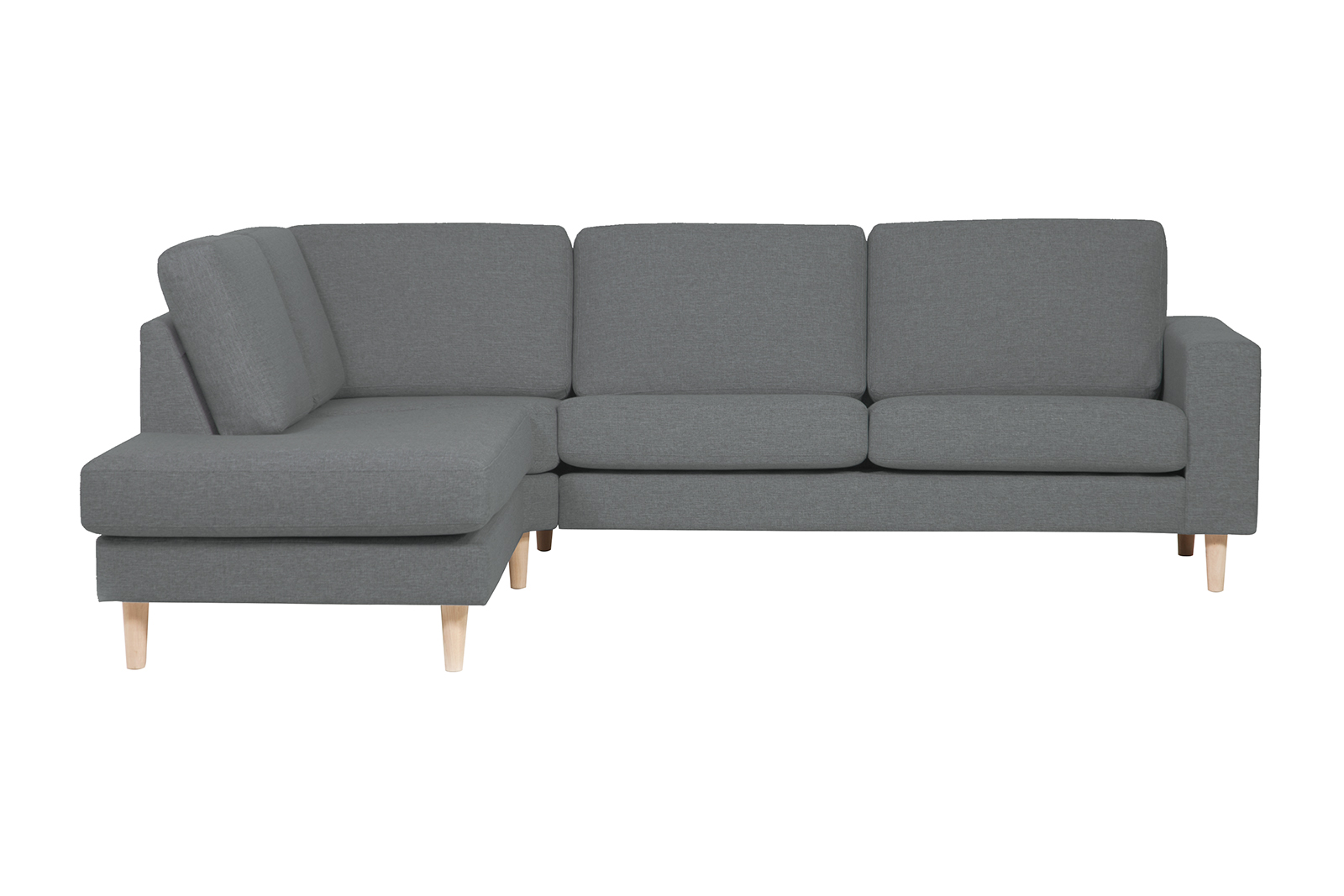 Hedda sofa I tekstil Inari 5/1 light brown. Arm F og hvitoljet eikeben (Ben 1)